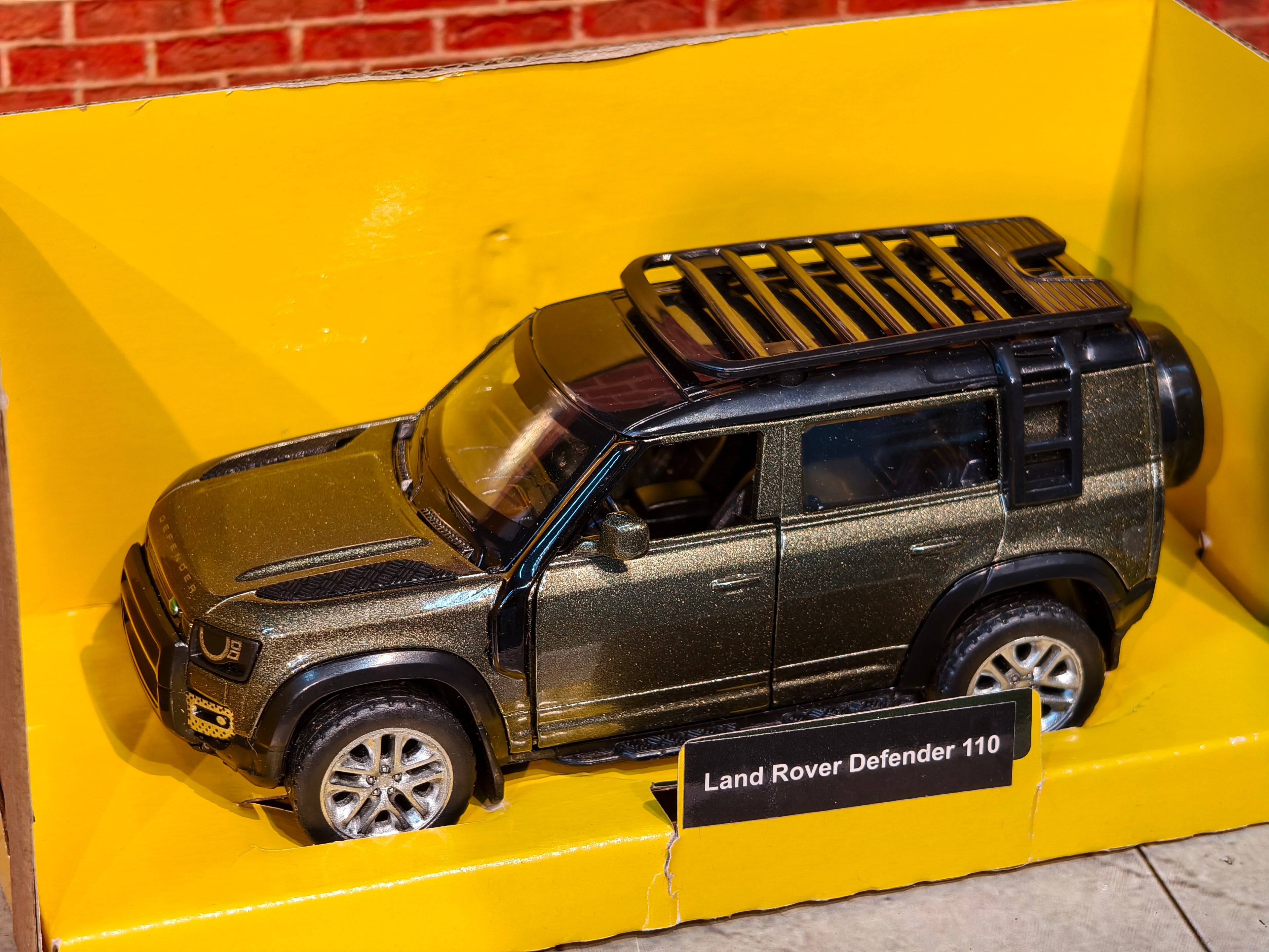 MSZ Official Licensed Land Rover Defender 110 1:43 Scale