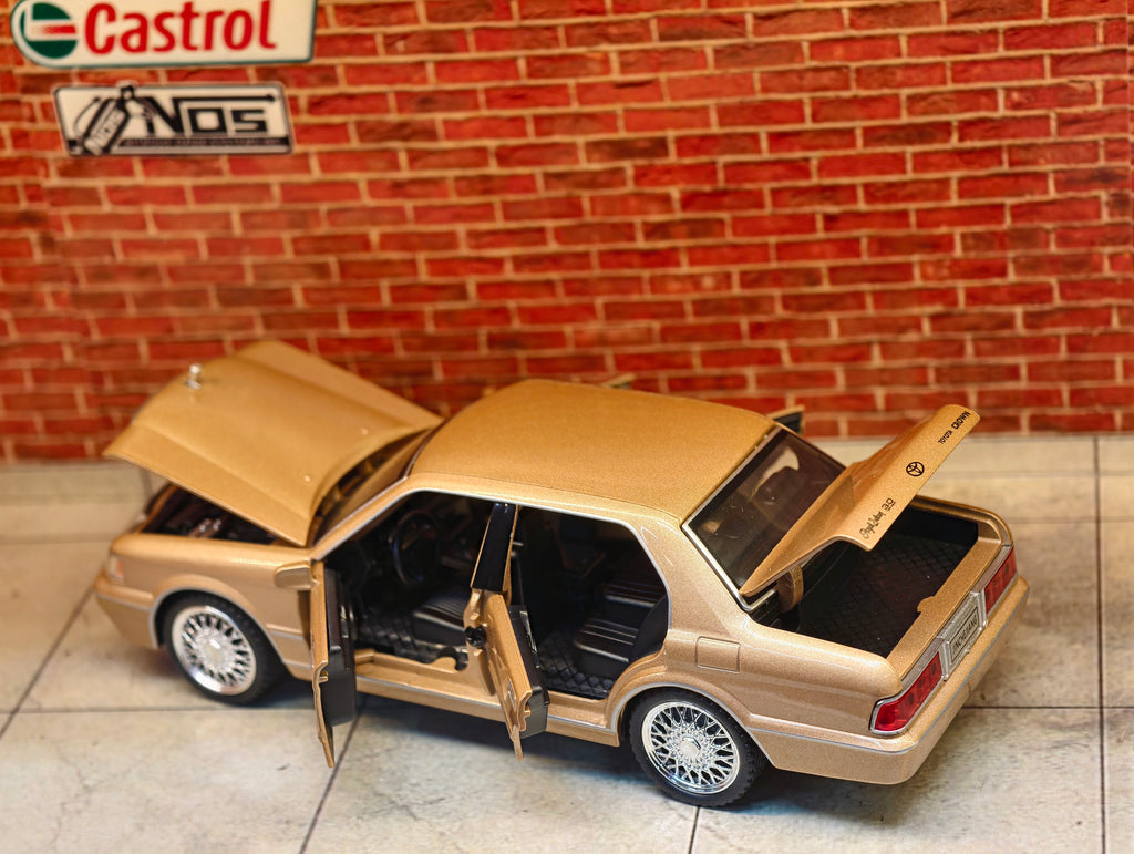 Toyota Crown VIP Edition (1:32 Scale)