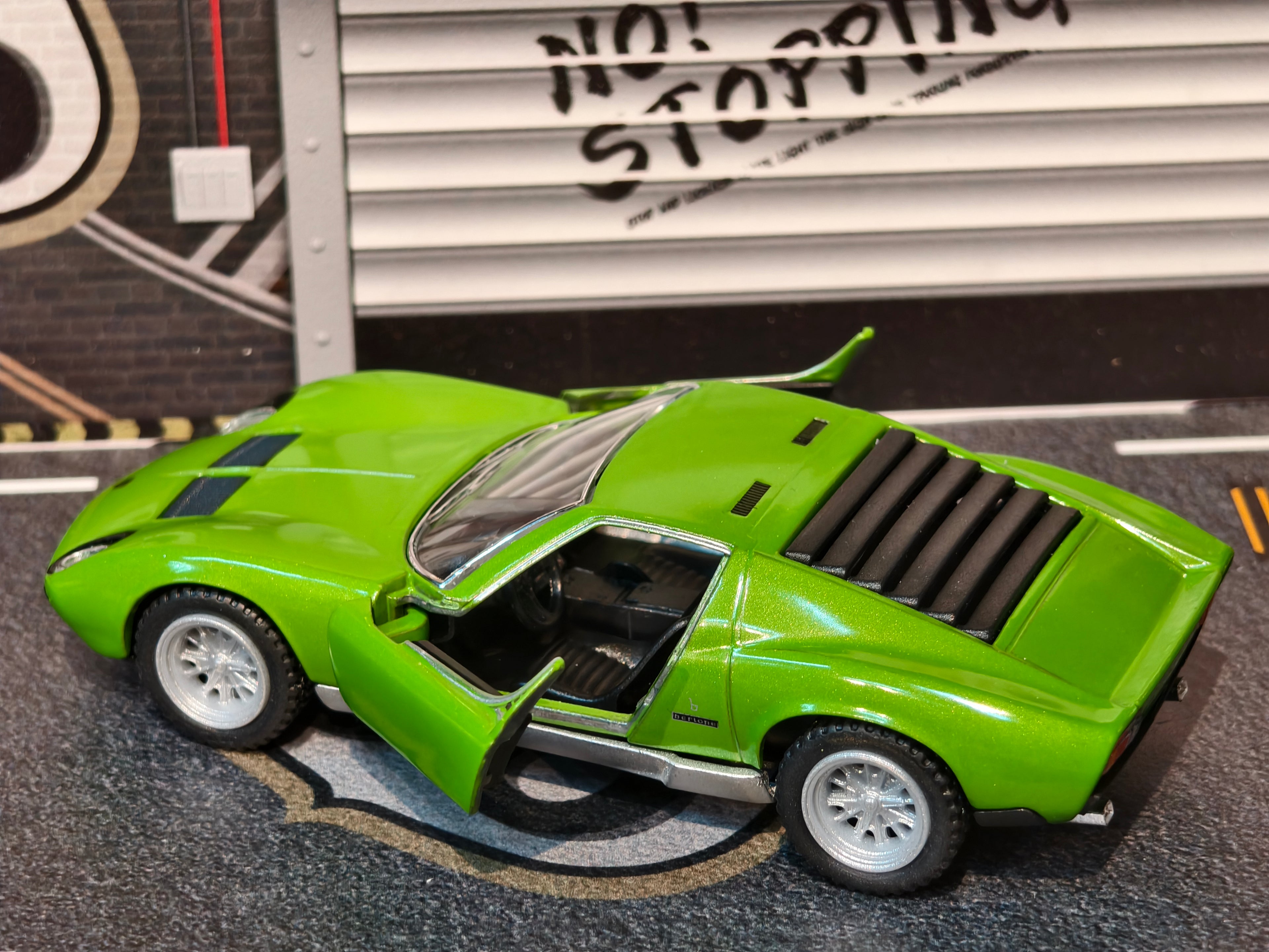KINSMART OFFICIAL LICENSED 1971 Lamborghini Miura P400 SV KT5390 1:34 Scale