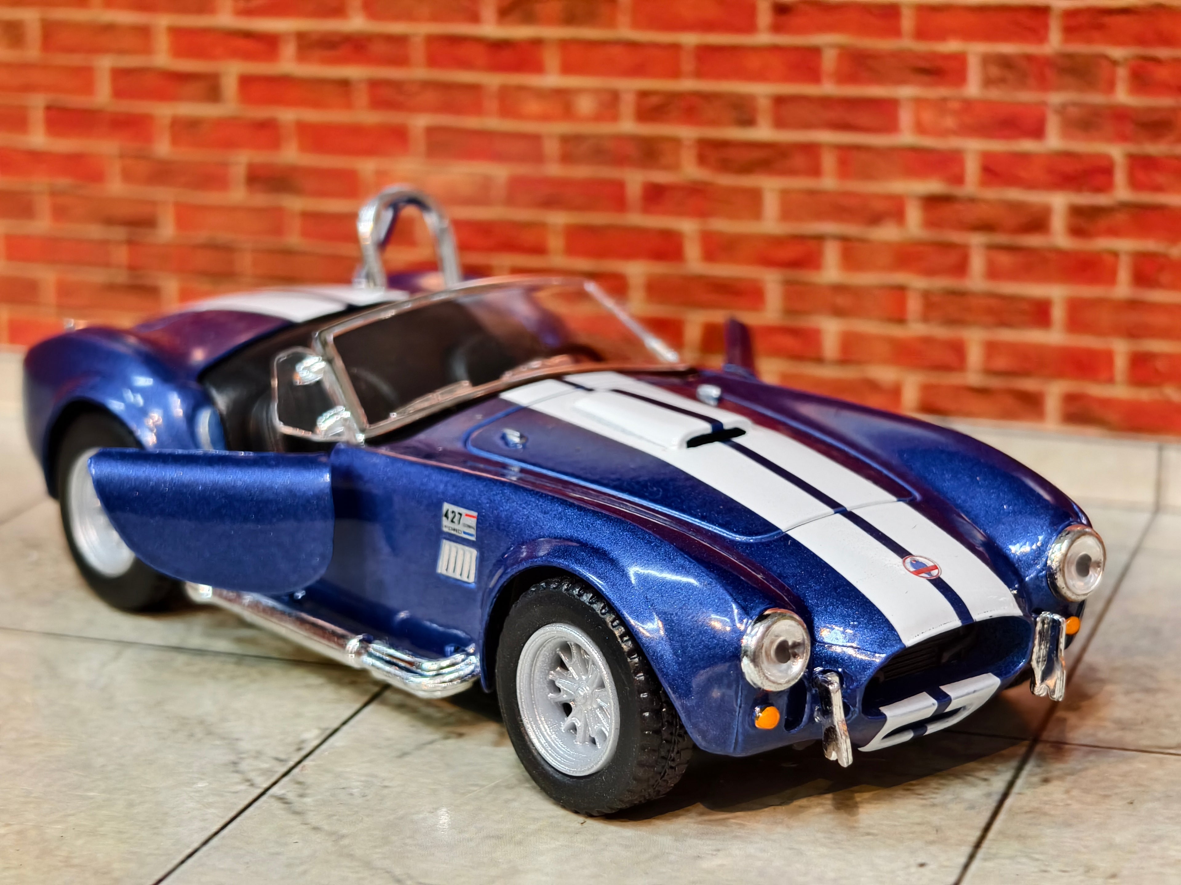 Kinsmart Official Licensed 1965 Shelby Cobra 427 S/C 1:32 Scale