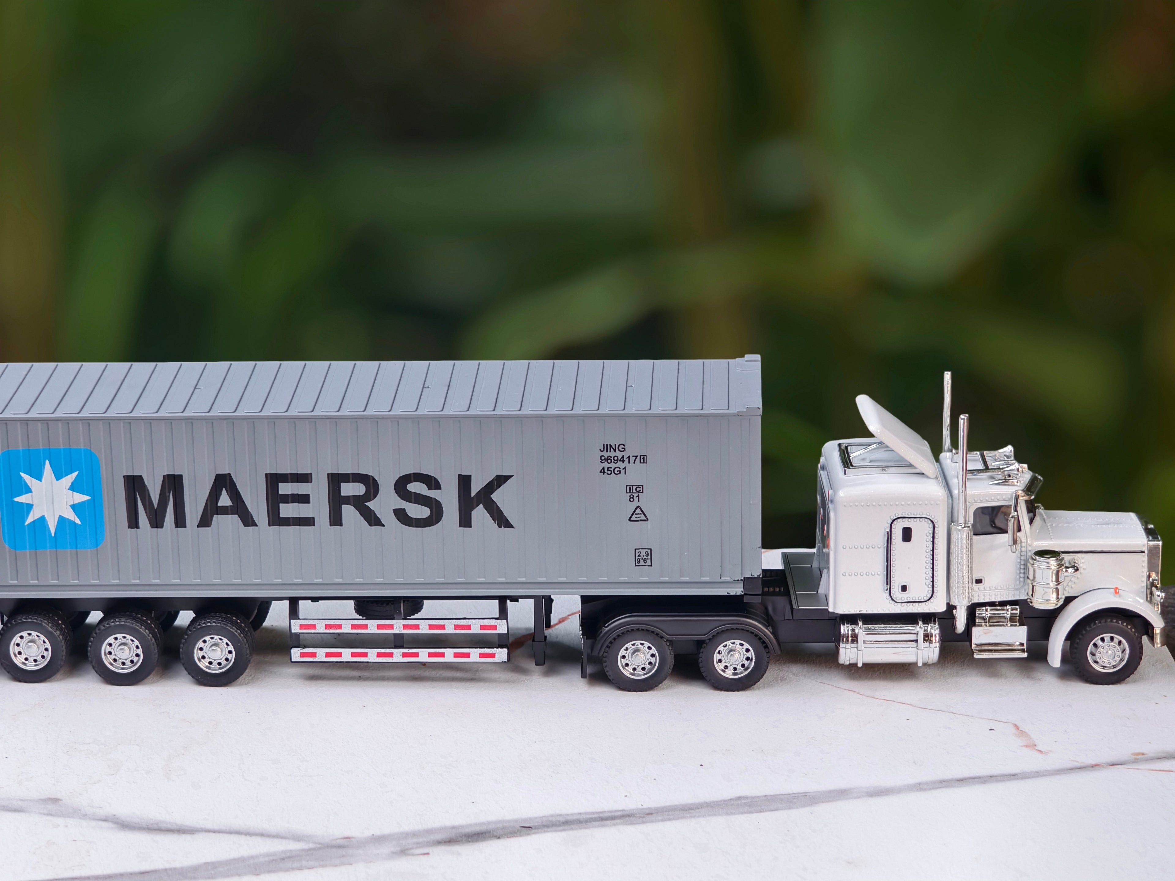 Kenworth W900 Classic American semi-truck (tractor-trailer) Big Size