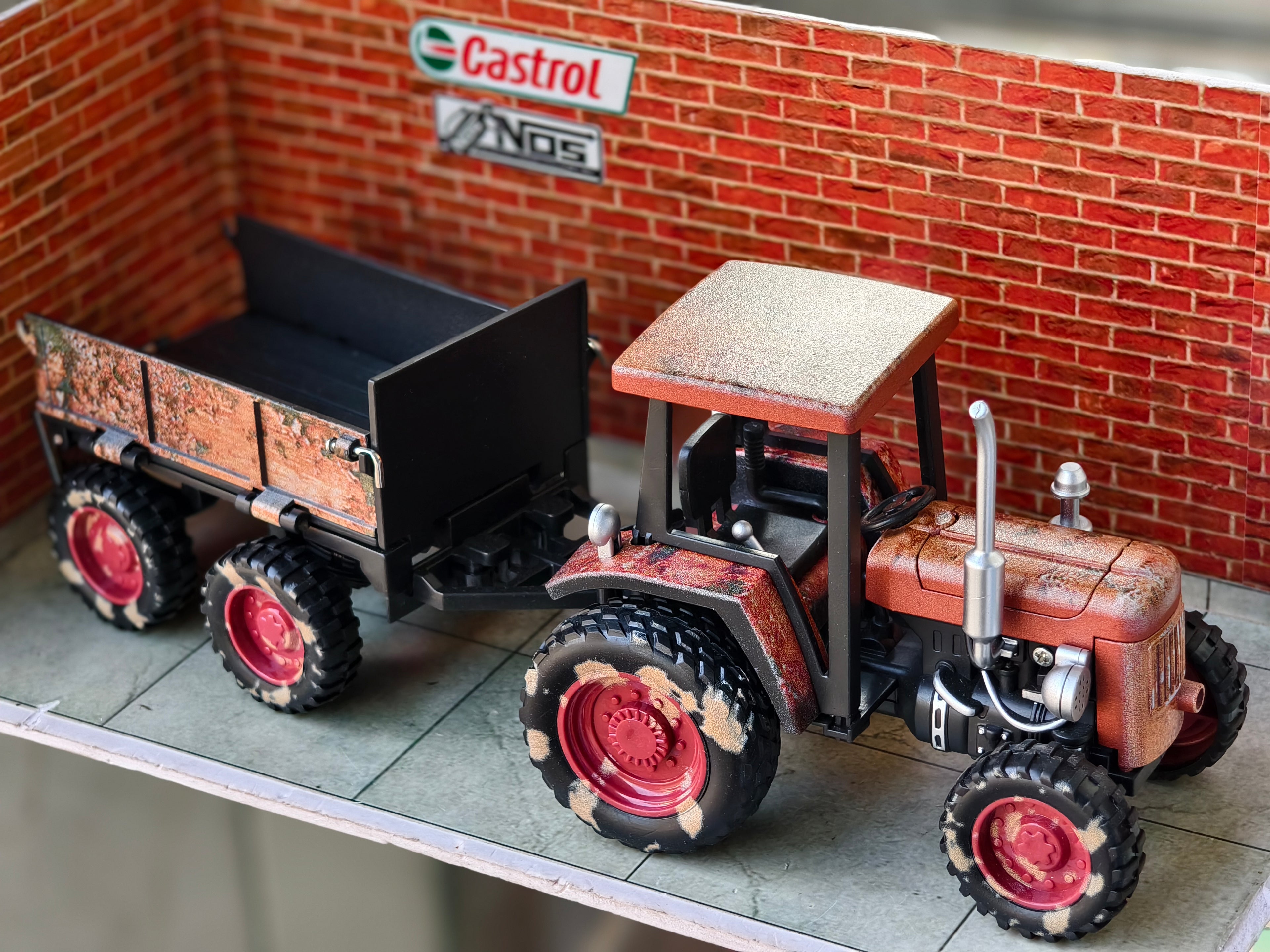 Metal Farm Tractor with Tipping Trailer 1:24 Scale