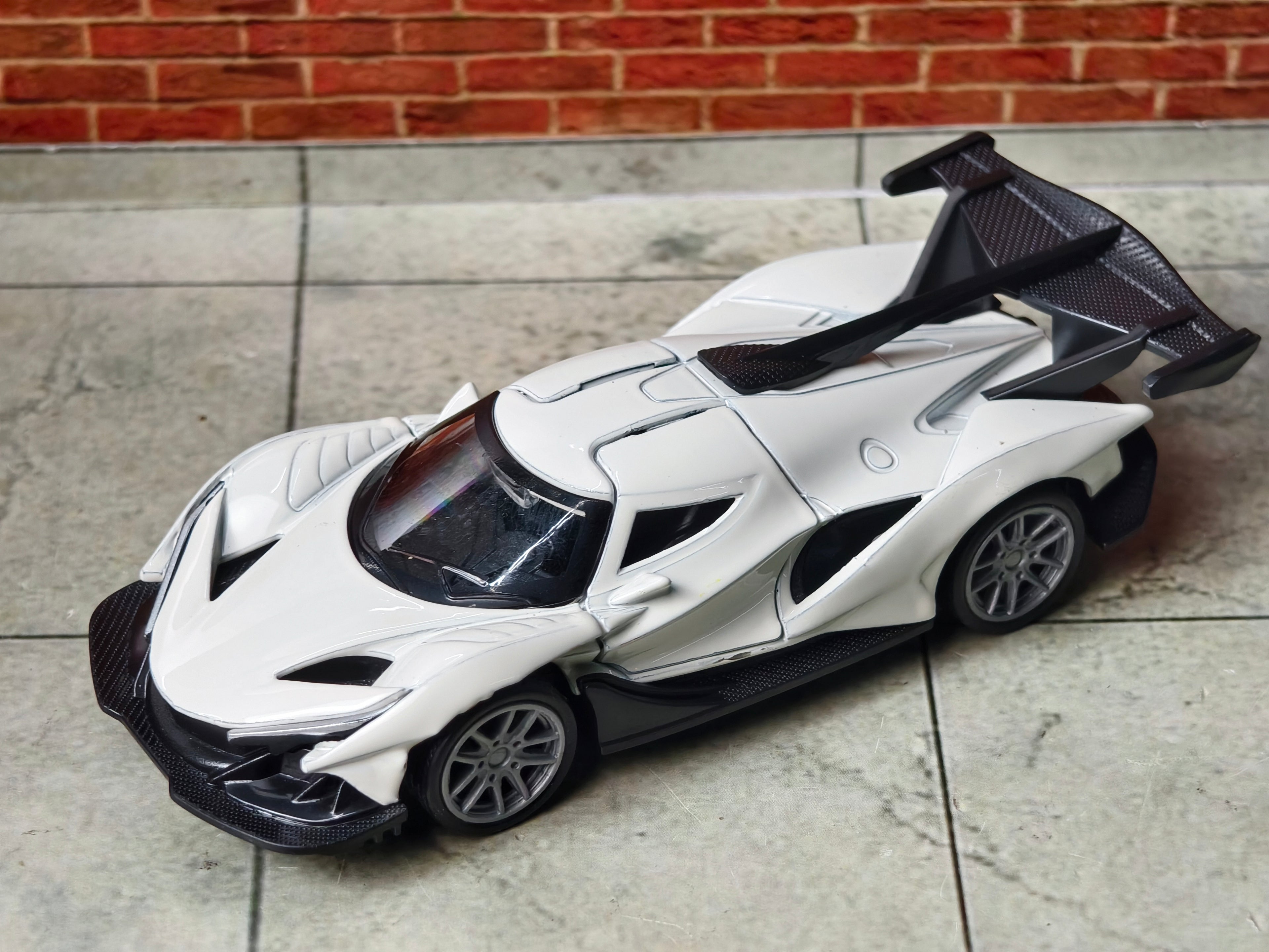 Apollo Intensa Emozione (IE) Hyper Car 1:43 Scale