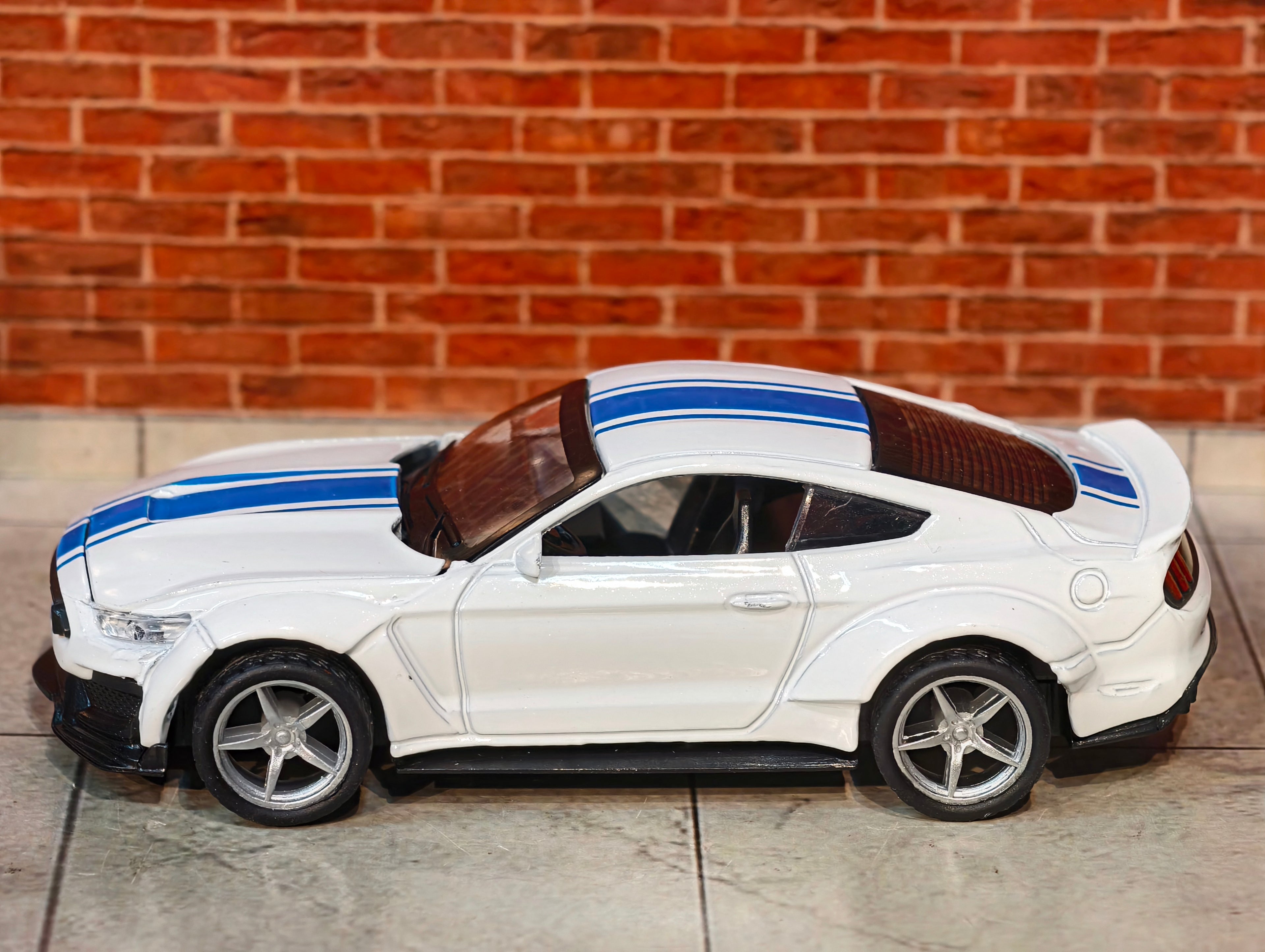 1:36 Scale Hood Openable Cars Premium detailing