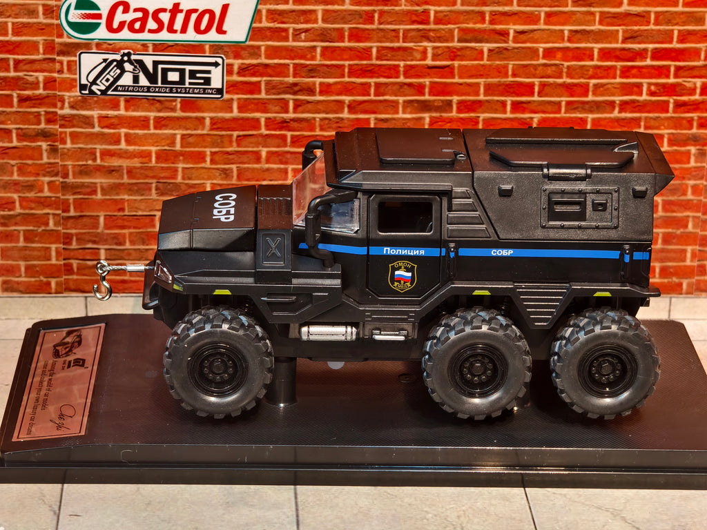 Conqueror Armed Car in Acrylic Box 1:32 Scale