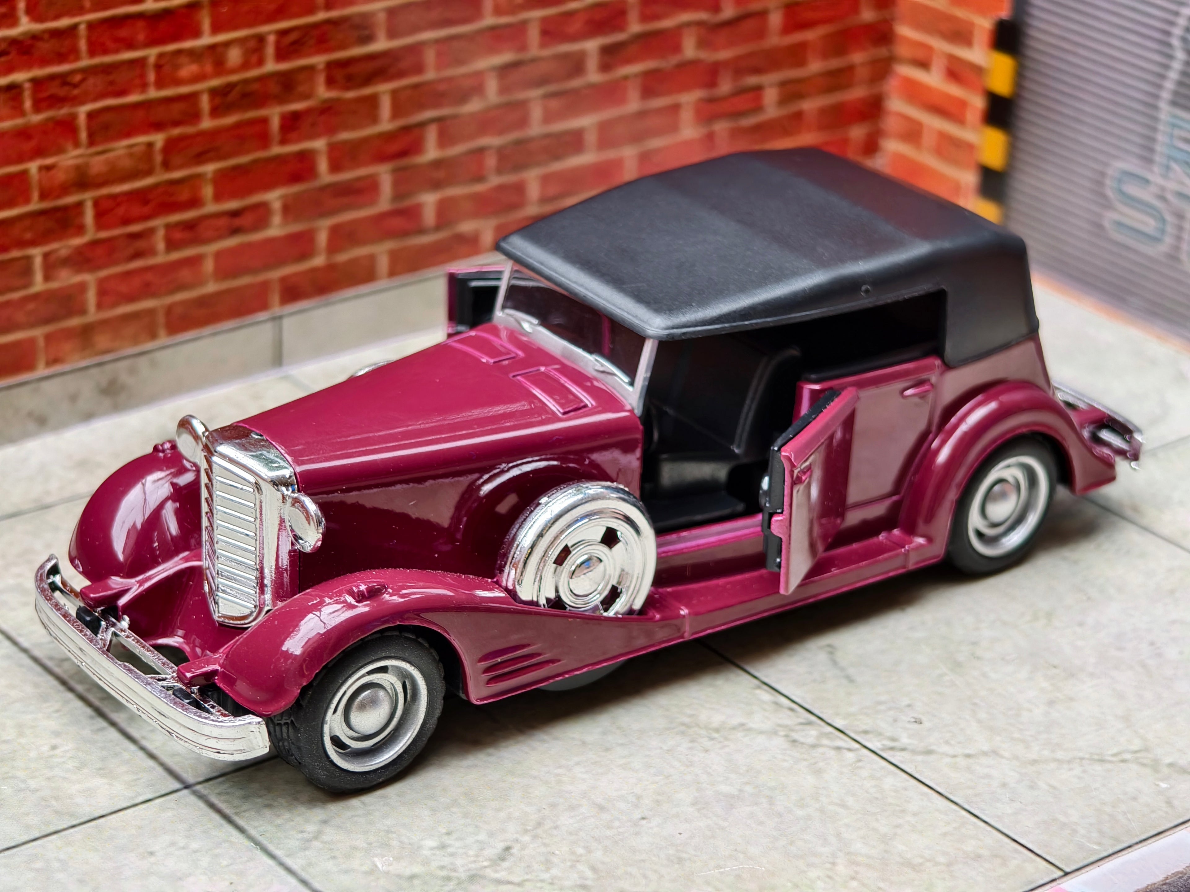 1930s-era Cadillac V16 1:32 Scale Vintage Car