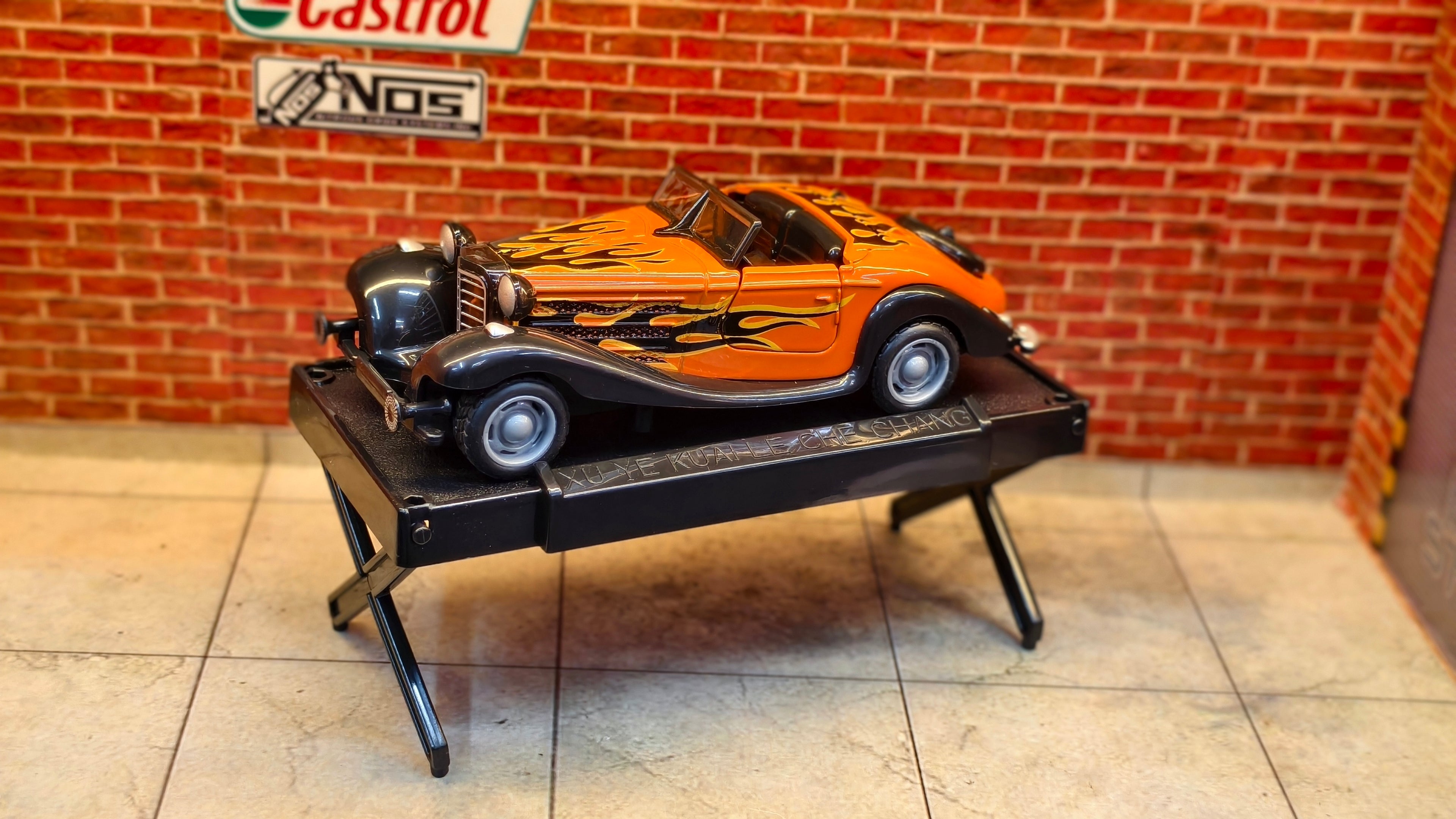 Vintage 1930s-style Roadster Mercedes-Benz 500K 1:36 Scale with Foldable Stand Box piece