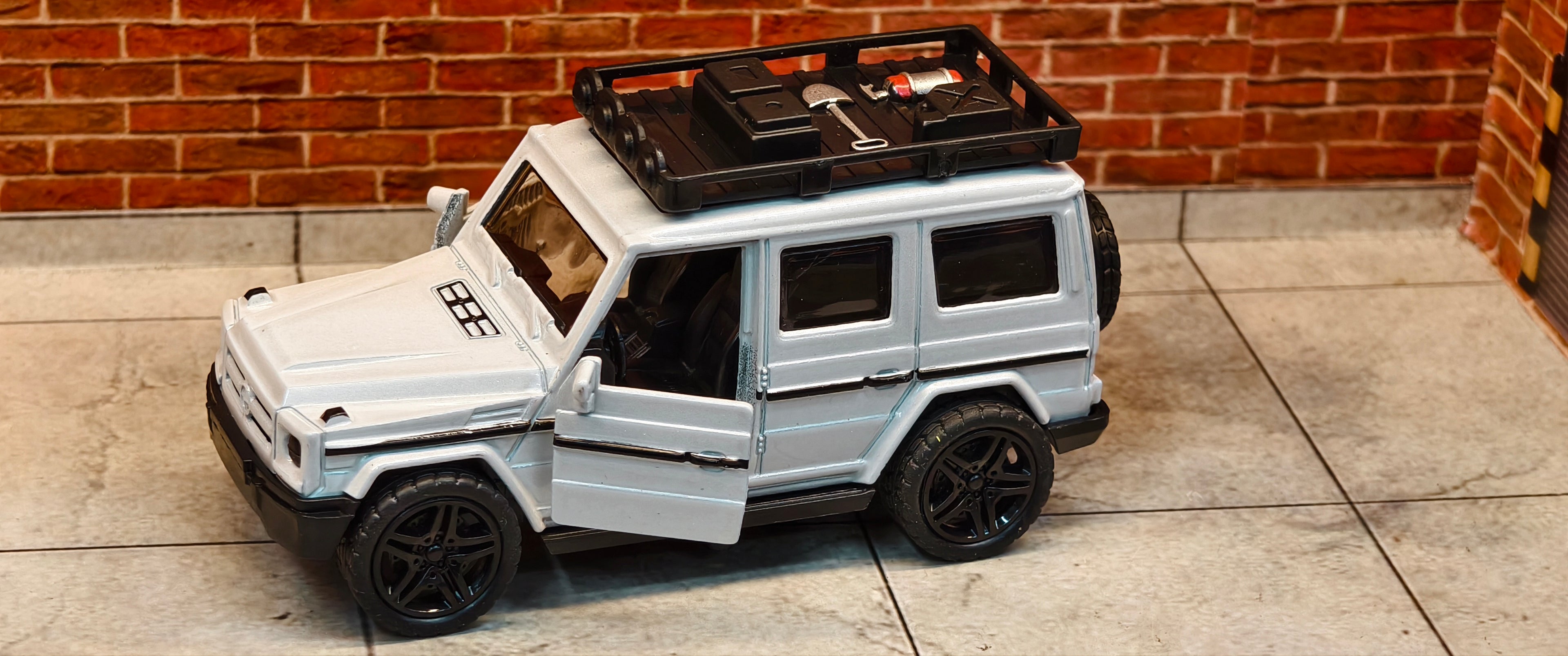 Mercedes-Benz G-Class (White) Offroad 1:39 Scale