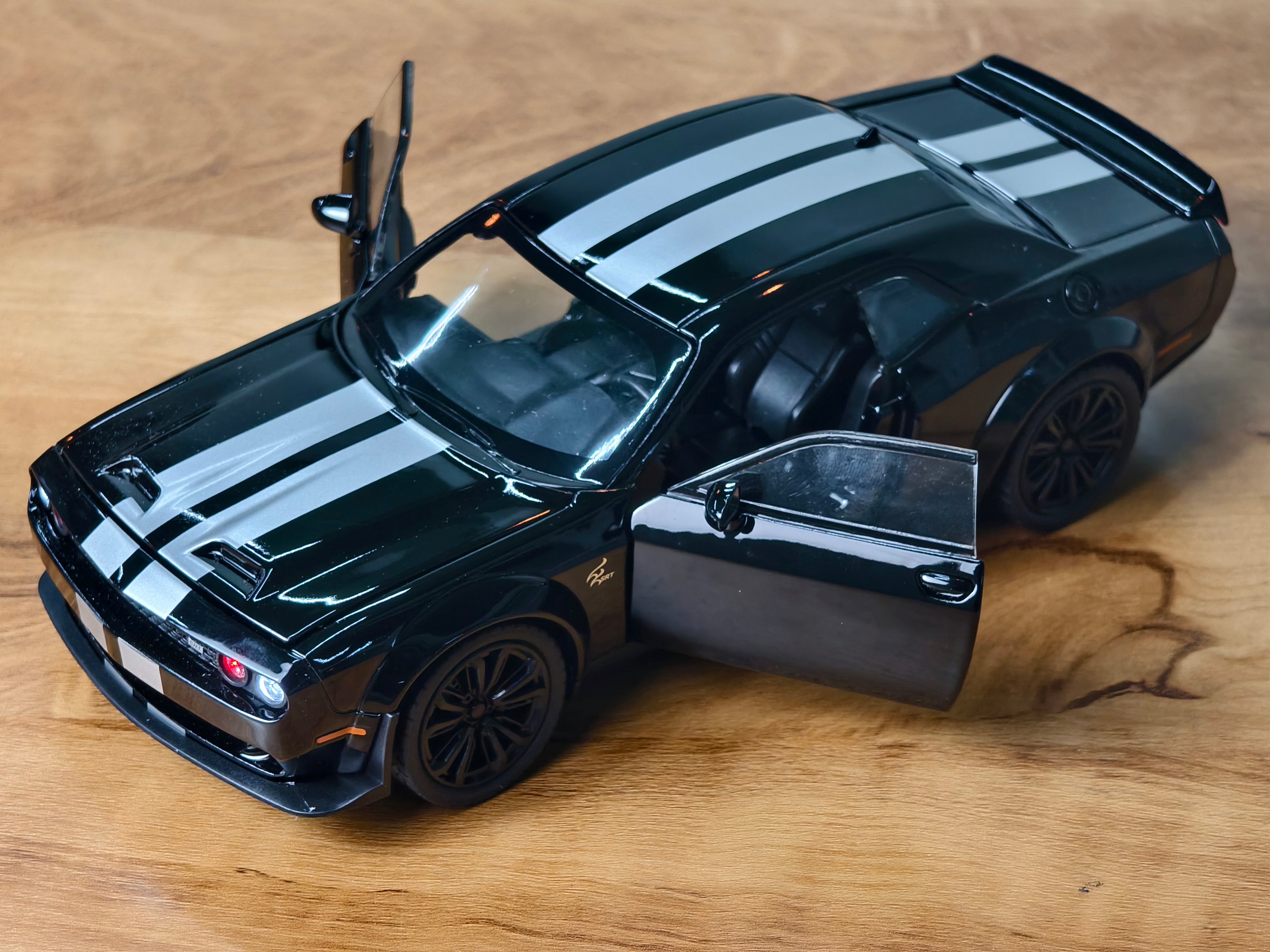 Dodge Challenger SRT 1:24 Scale