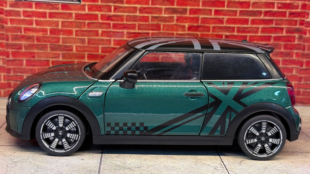 QY Official Licensed Mini Cooper S 1:24 Scale Premium Detailing
