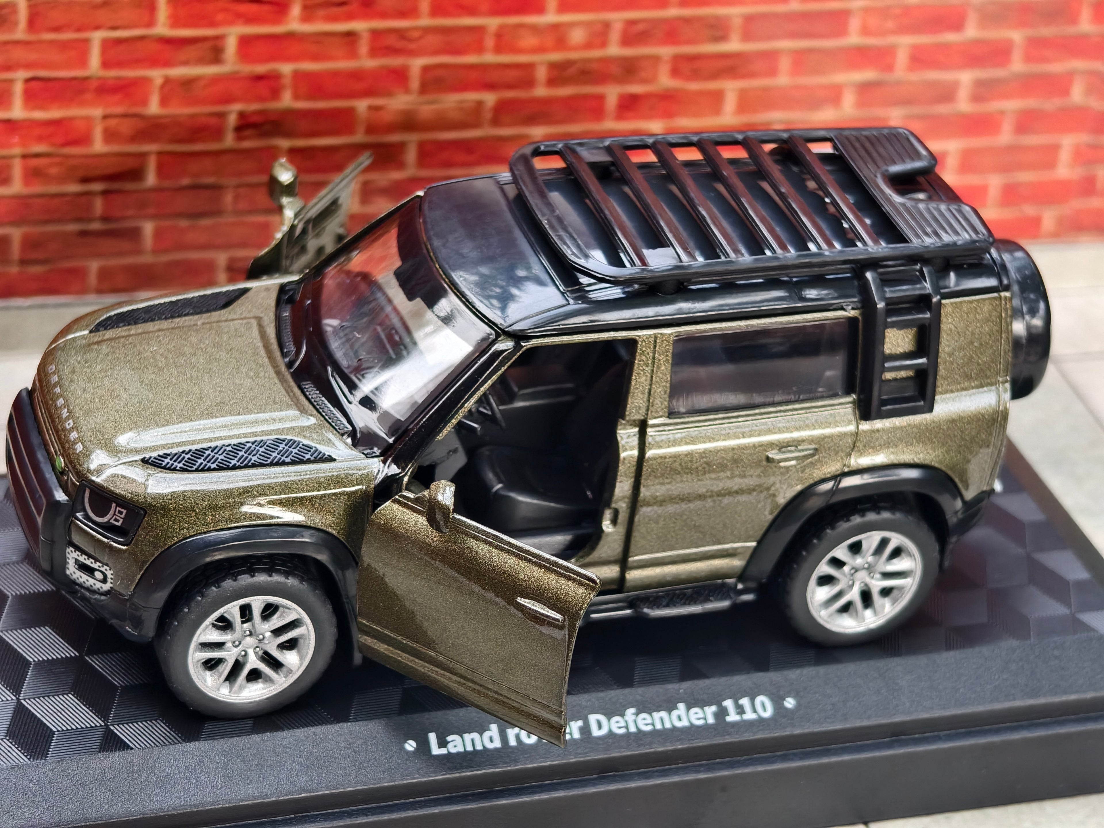 CCA Official Licensed Land Rover Defender 110 1:43 Scale Premium Detailing