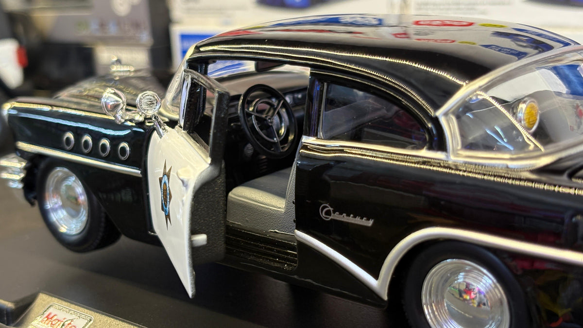 Maisto Official Licensed 1955 Buick Century 1:26 Scale in Acrylic Box