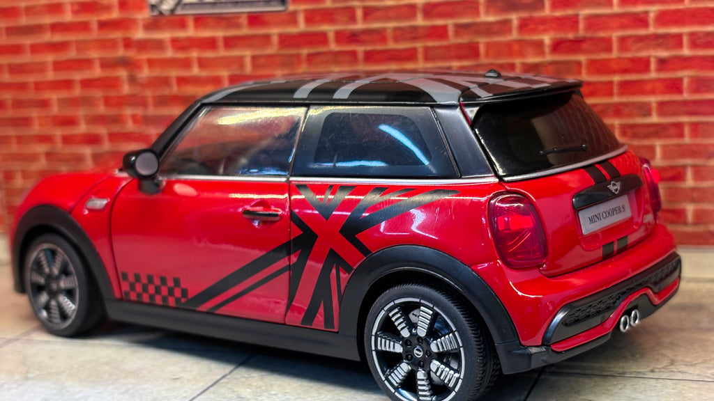 QY Official Licensed Mini Cooper S 1:24 Scale Premium Detailing