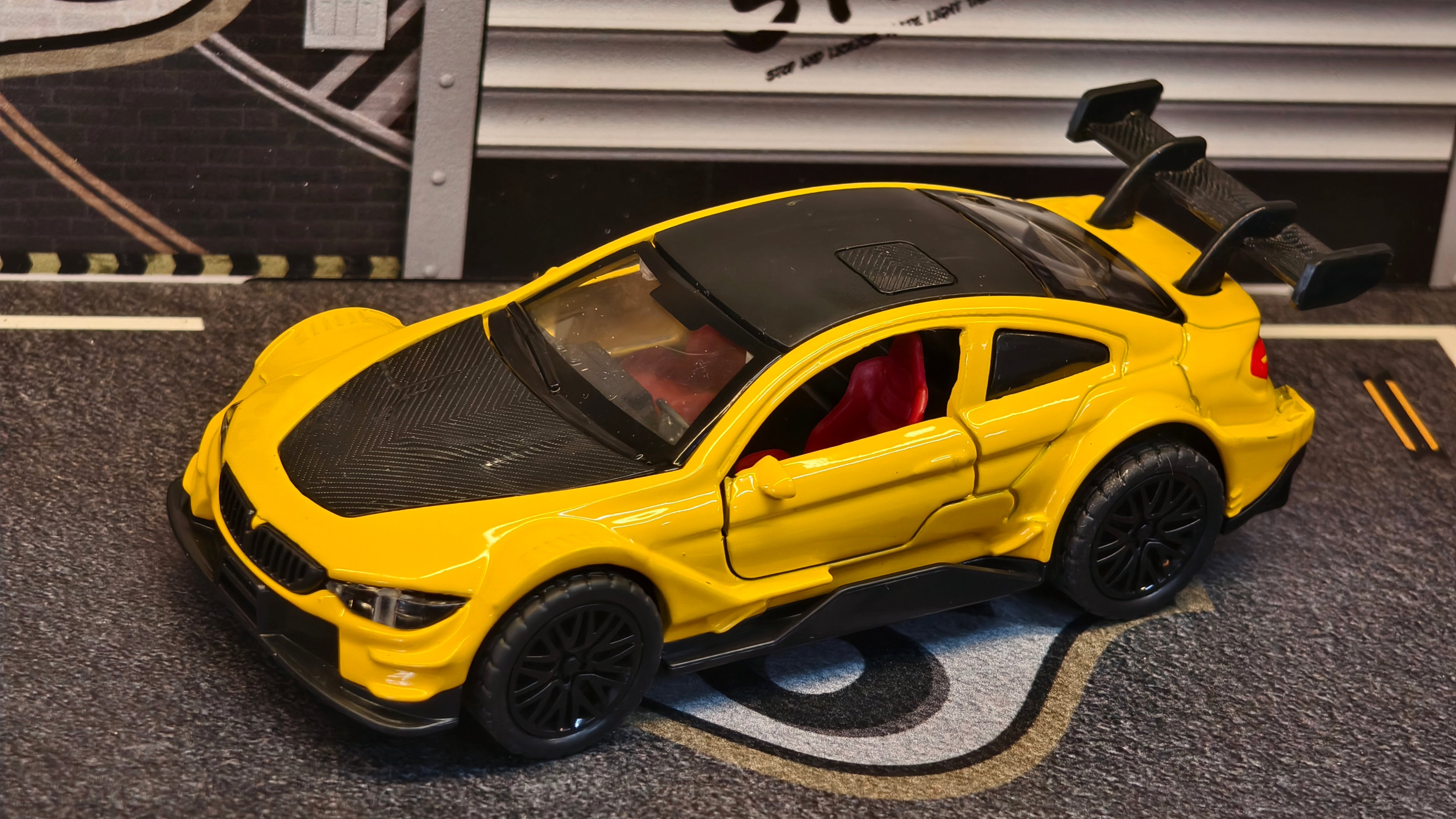 BMW M4 (F82) Widebody 1:36 Scal Premium Detailing