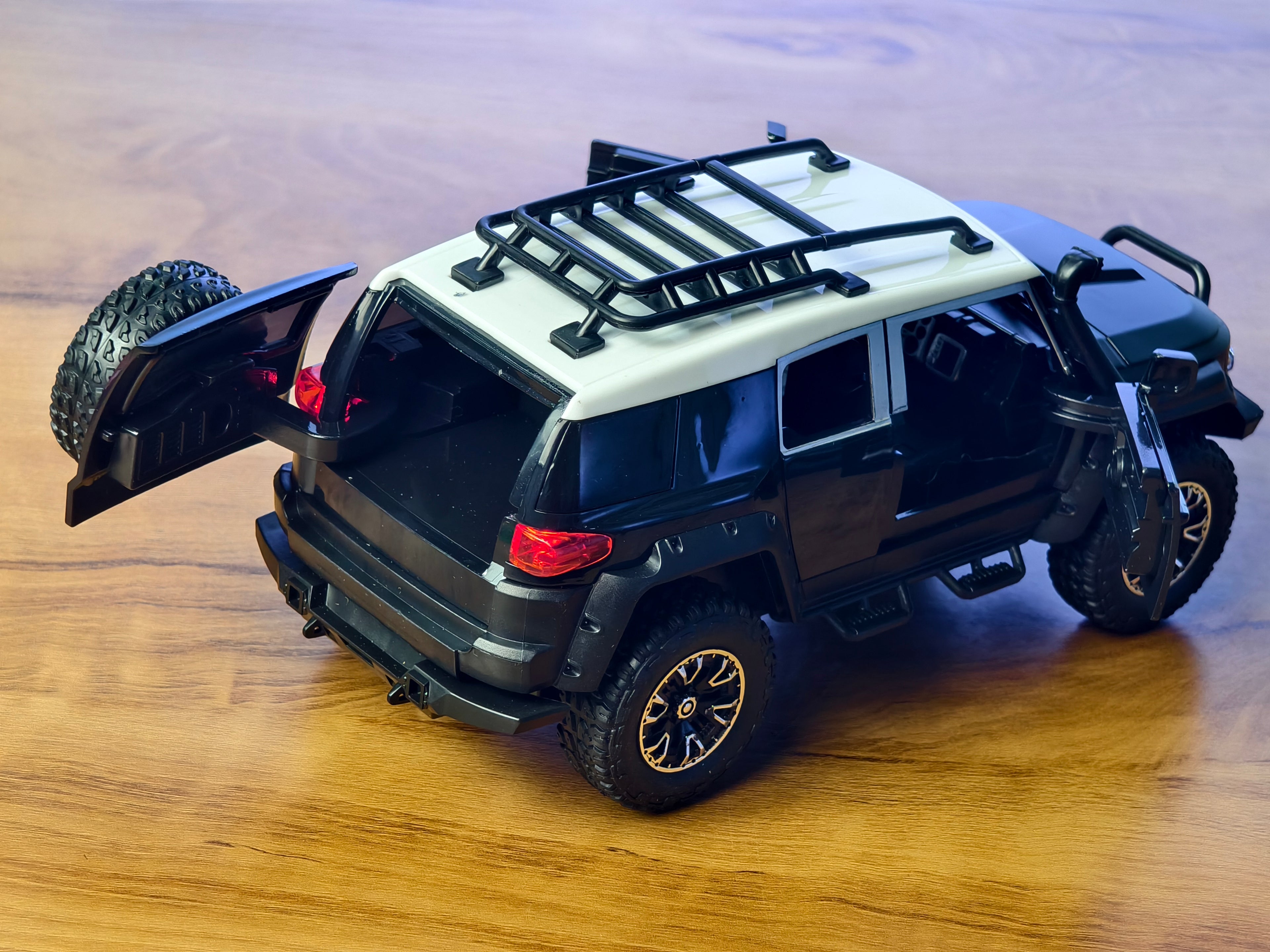 Toyota FJ Cruiser 1:24 Scale Premium Detailing