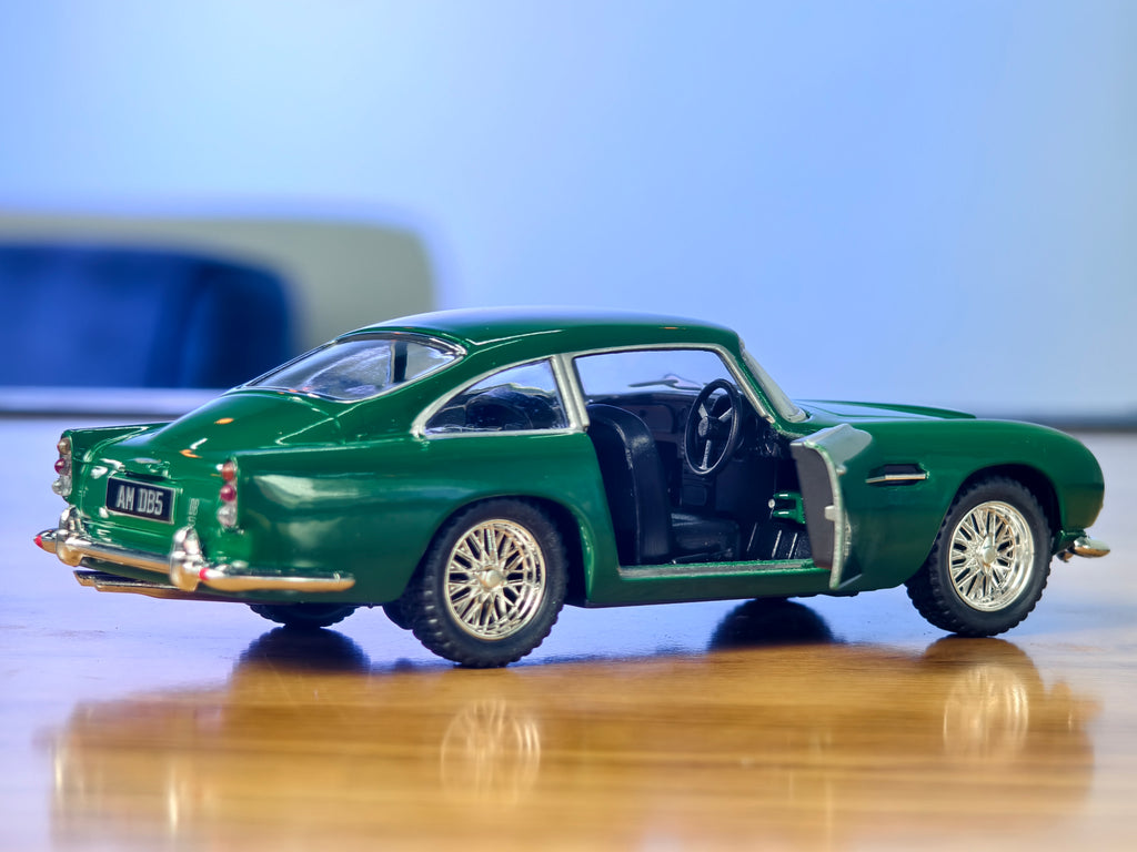Kinsmart Official Licensed Aston Martin DB5 1:38 Scale Classic Car