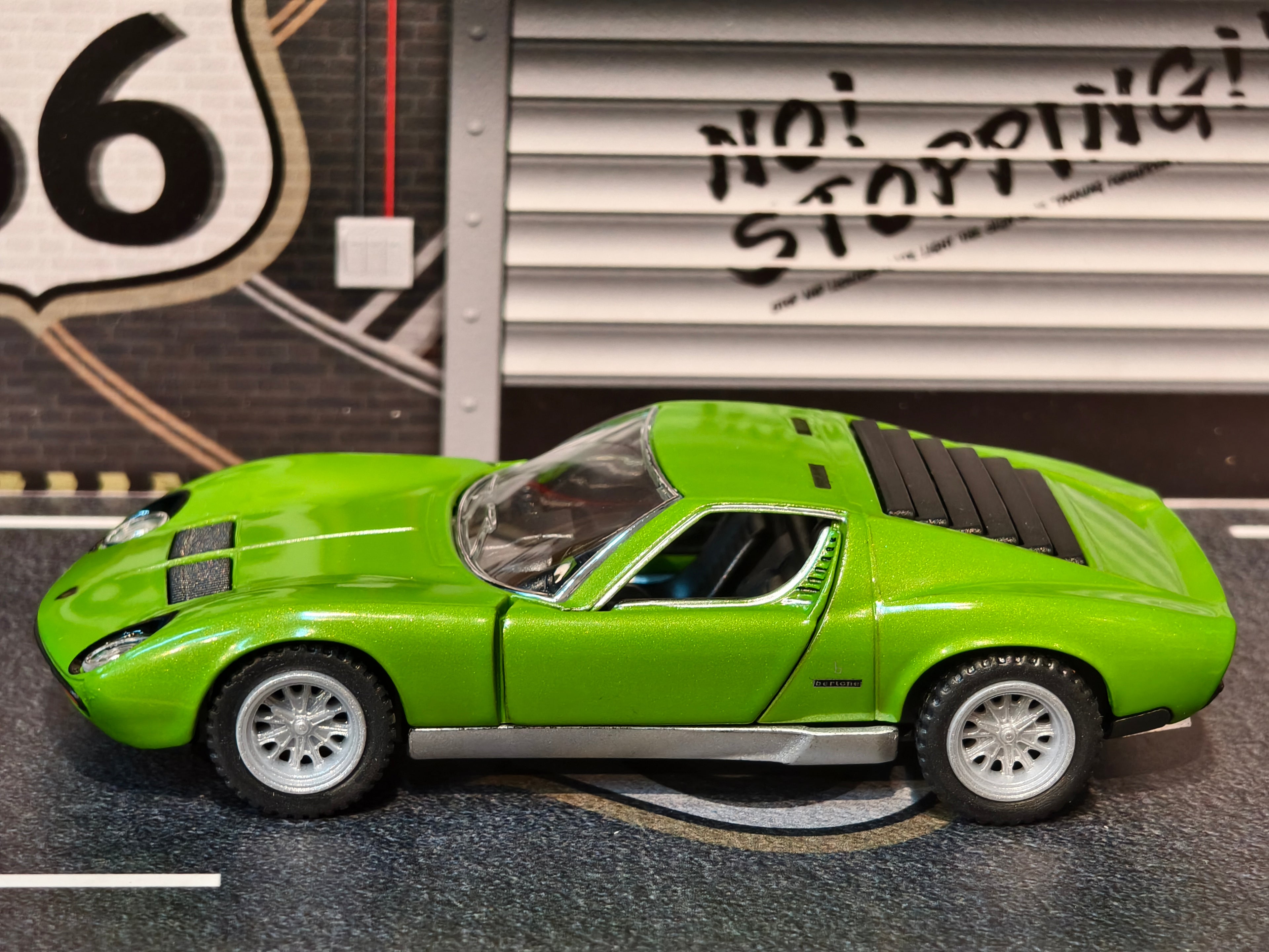 KINSMART OFFICIAL LICENSED 1971 Lamborghini Miura P400 SV KT5390 1:34 Scale