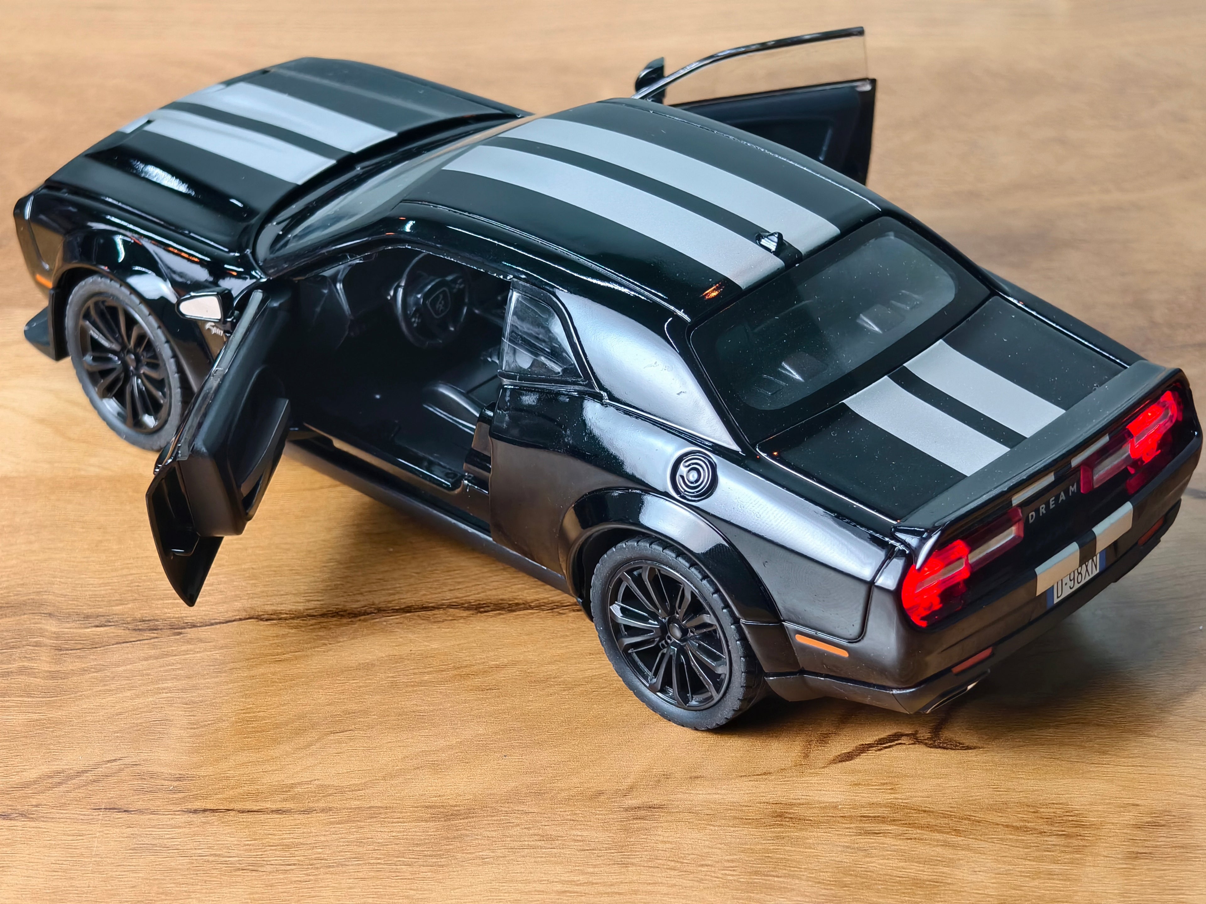 Dodge Challenger SRT 1:24 Scale