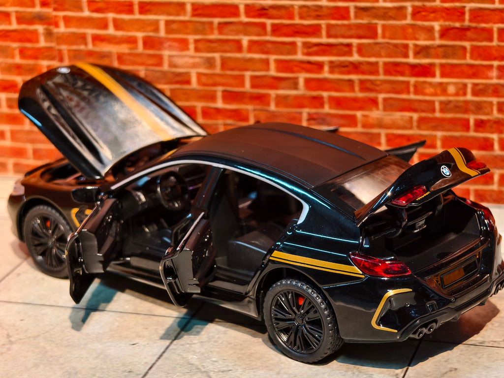 BMW M8 1:32 Scale Premium Detailing