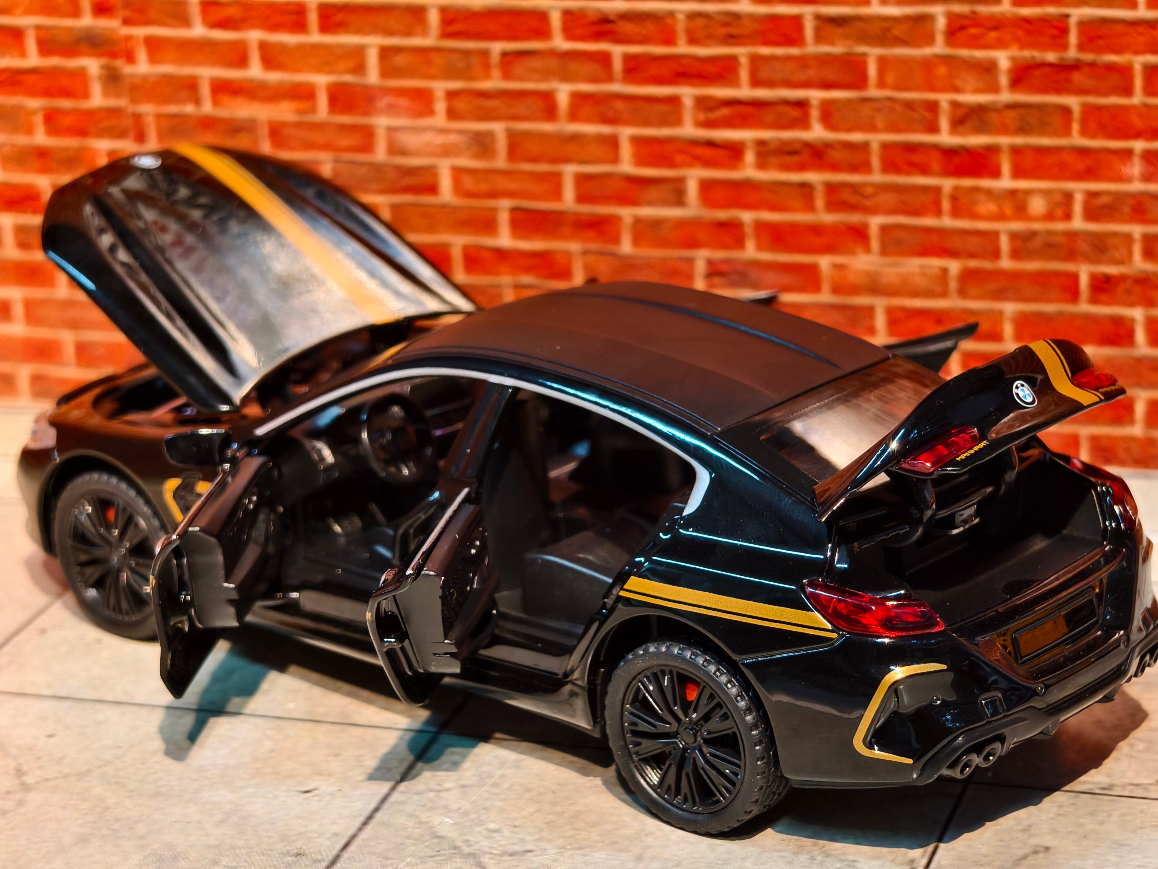 BMW M8 1:32 Scale Premium Detailing