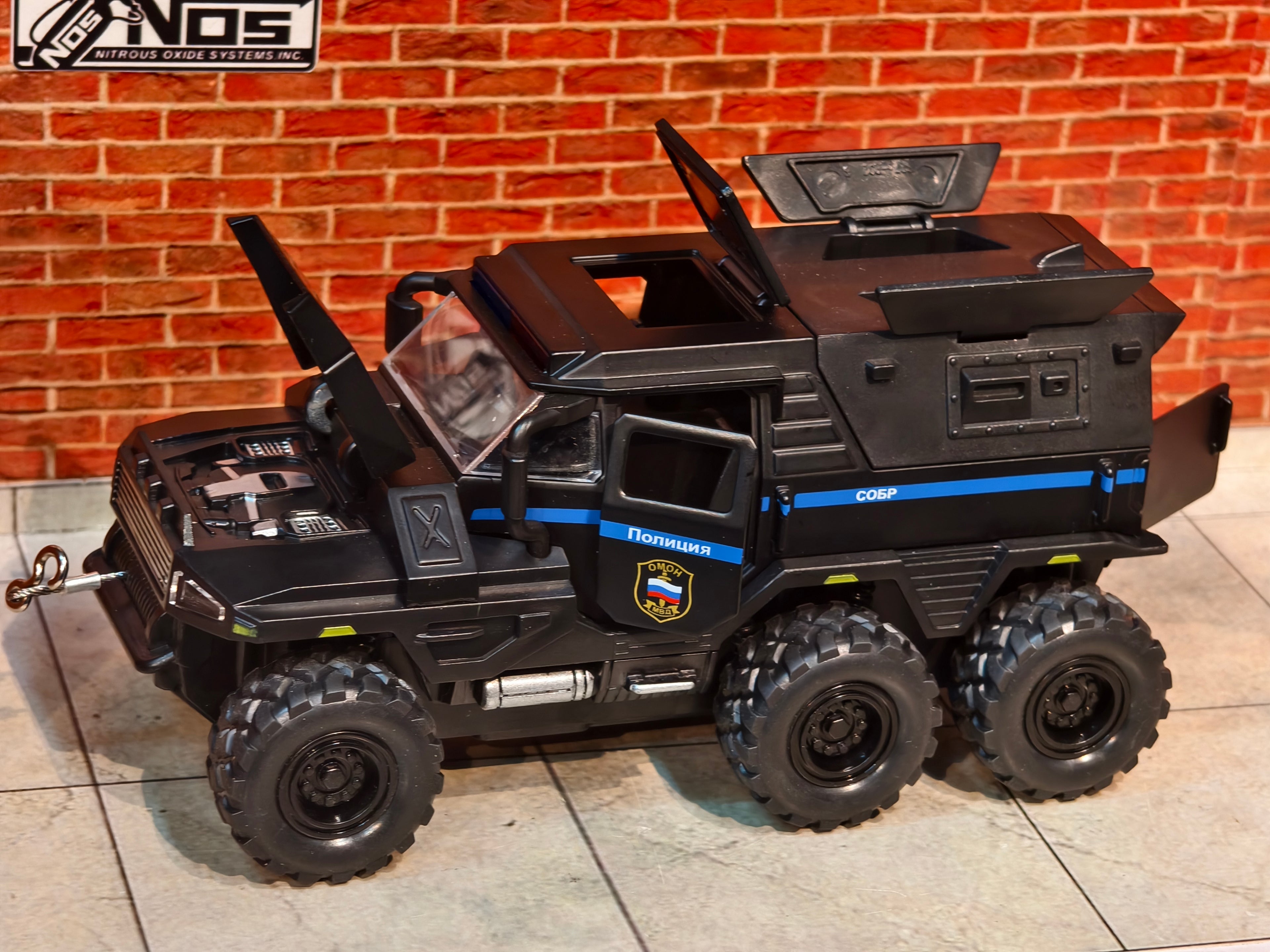 Conqueror Armed Car in Acrylic Box 1:32 Scale