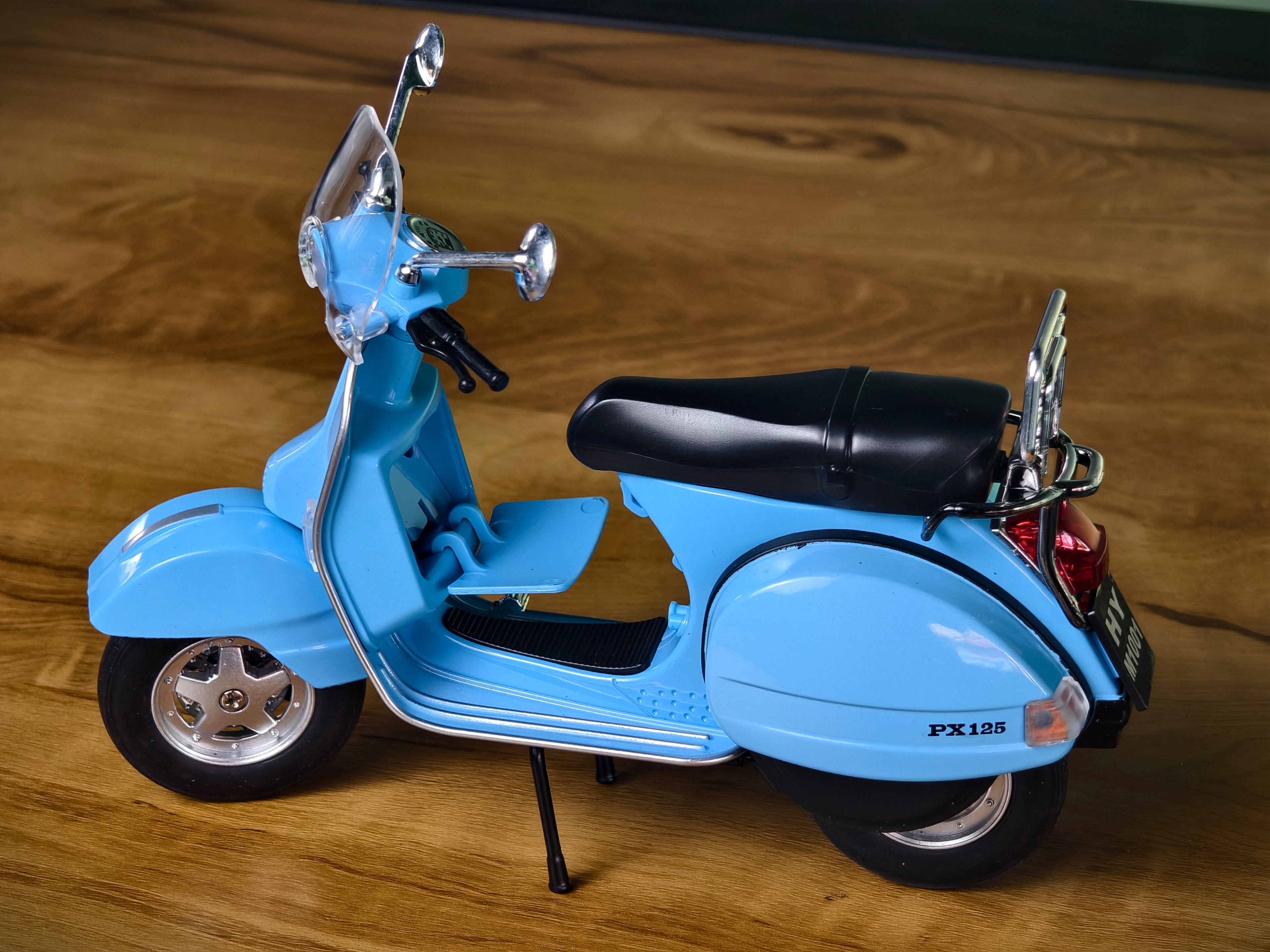 Vespa PX 150 1:10 Scale Premium Detailed Model with Openable Parts