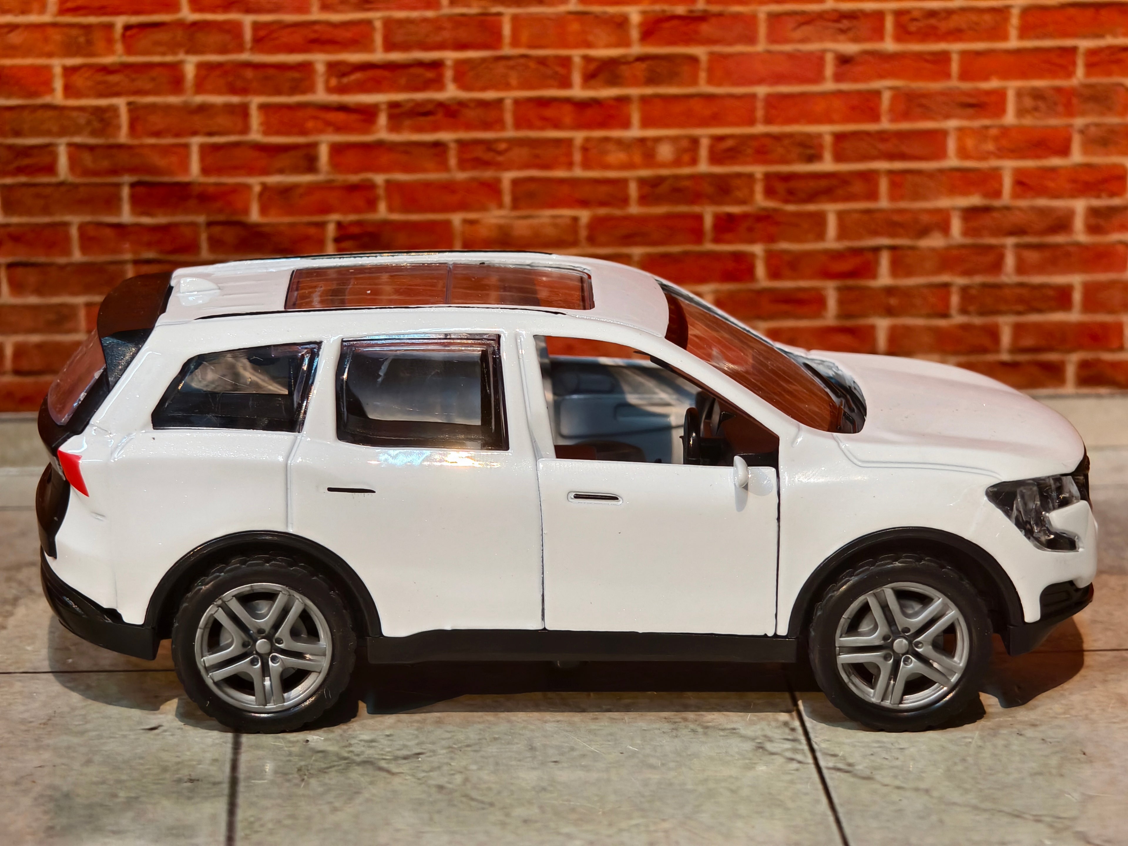 Mahindra XUV 700 1:36 Scale Premium Detailing