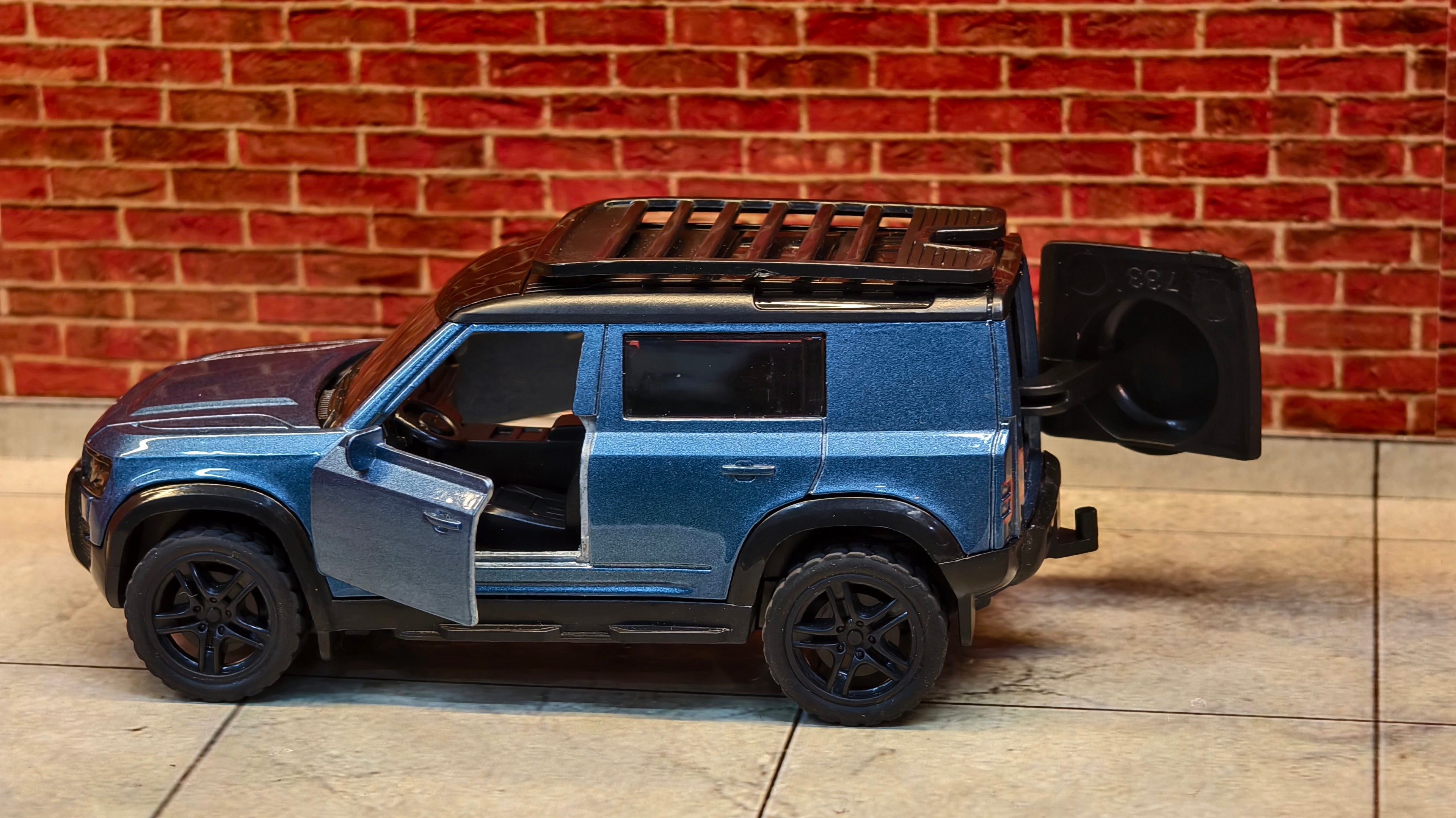 Defender 1:36 Scale 3 door openable