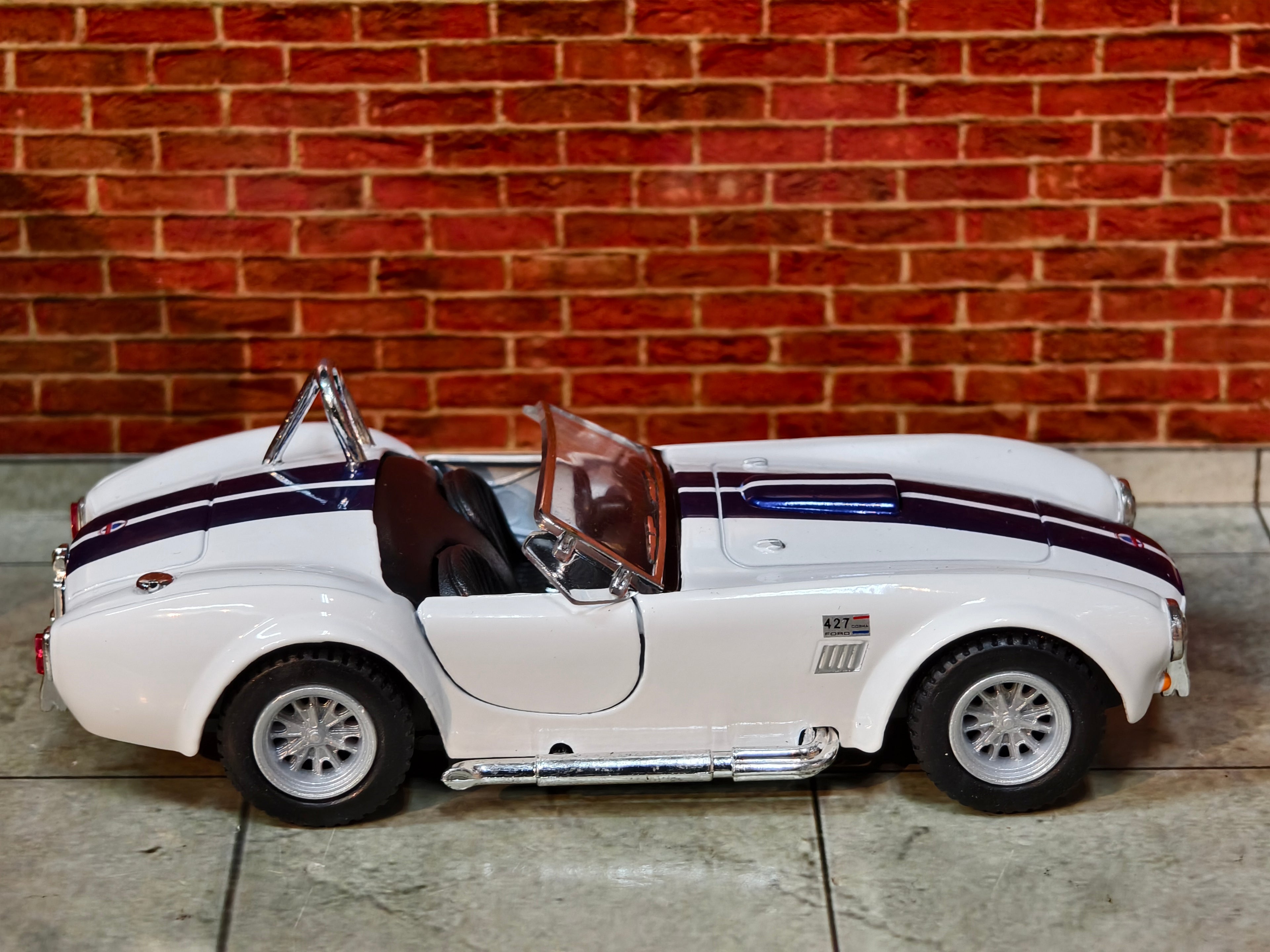 Kinsmart Official Licensed 1965 Shelby Cobra 427 S/C 1:32 Scale