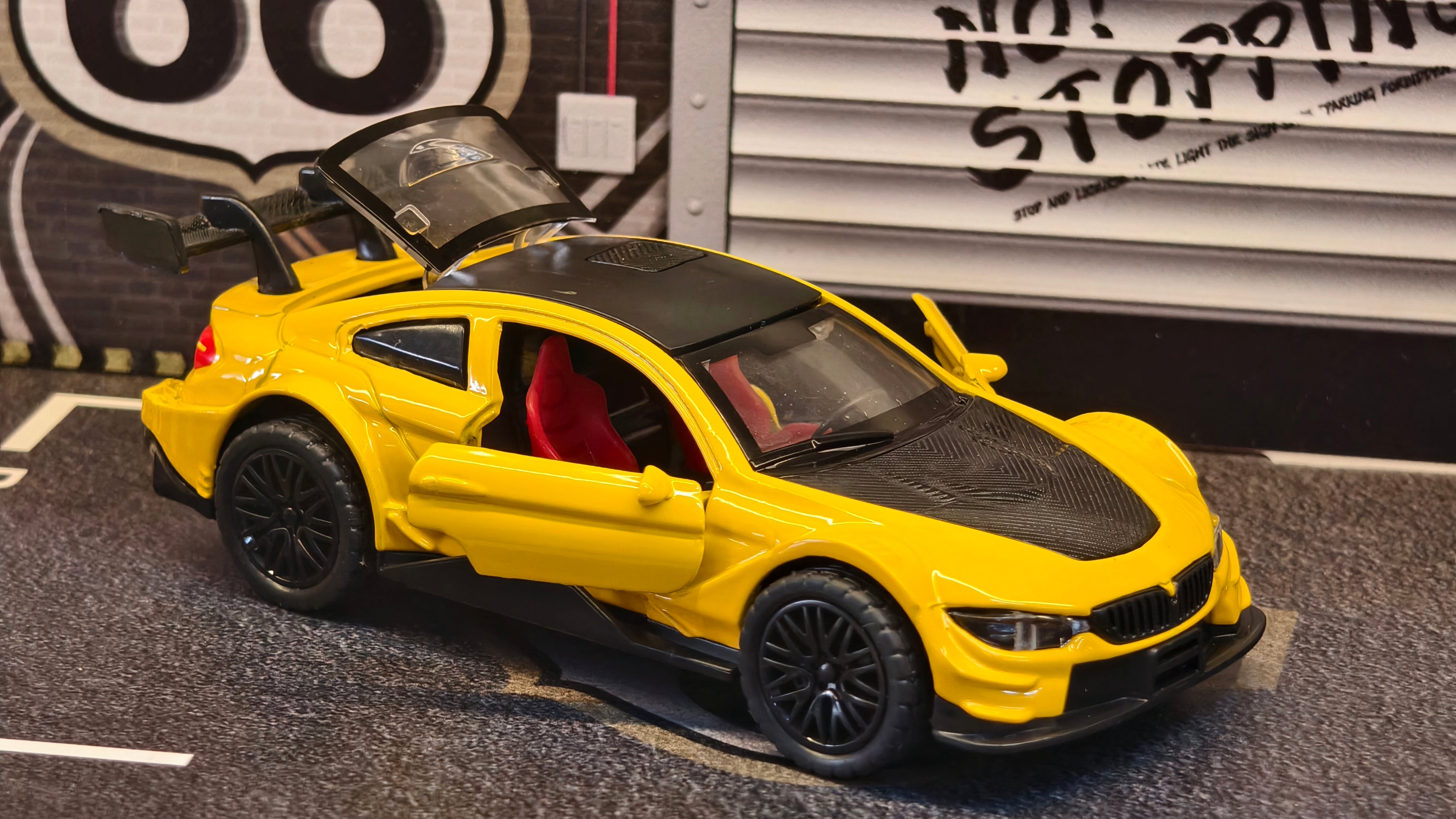 BMW M4 (F82) Widebody 1:36 Scal Premium Detailing