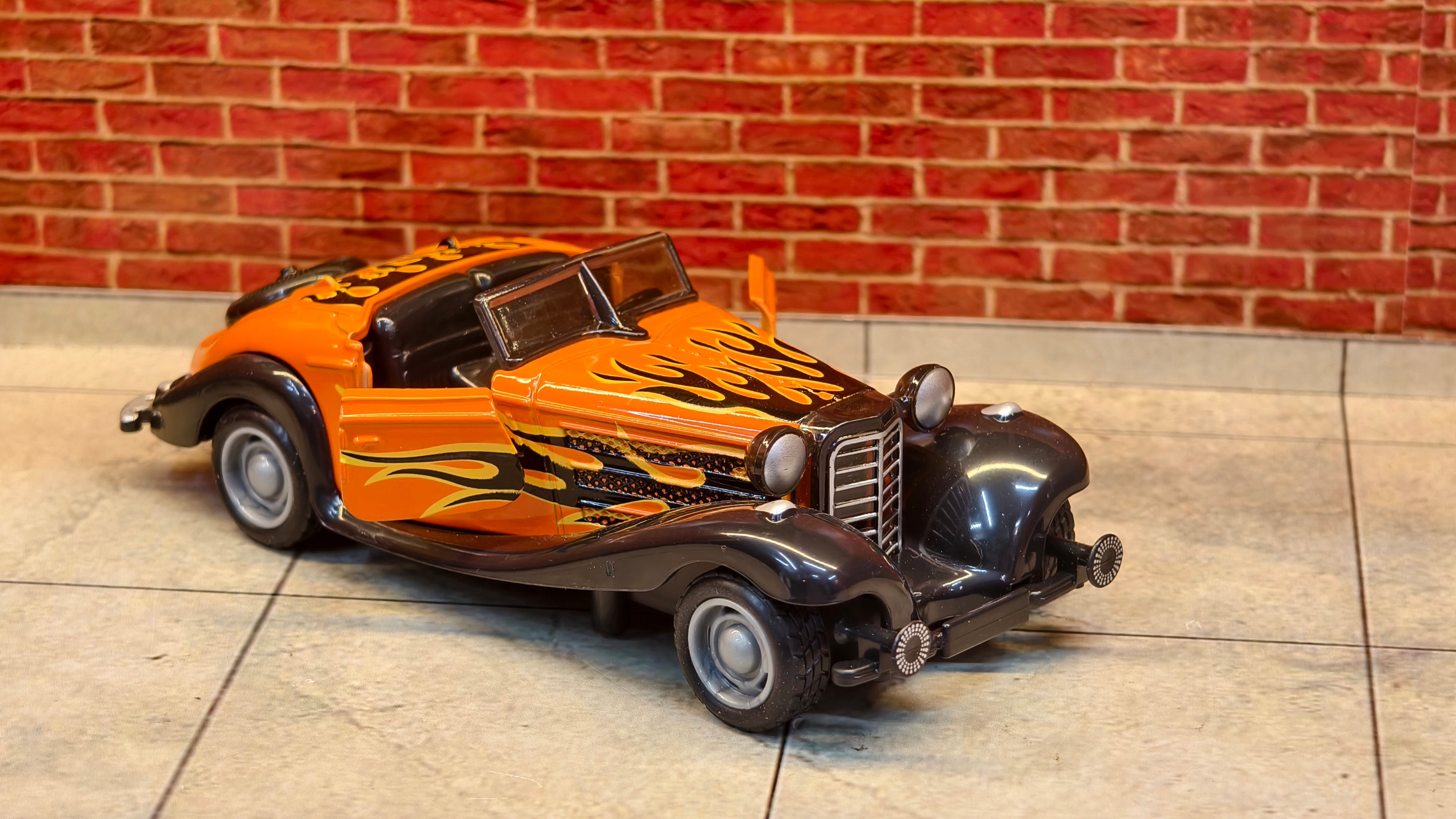 Vintage 1930s-style Roadster Mercedes-Benz 500K 1:36 Scale with Foldable Stand Box piece