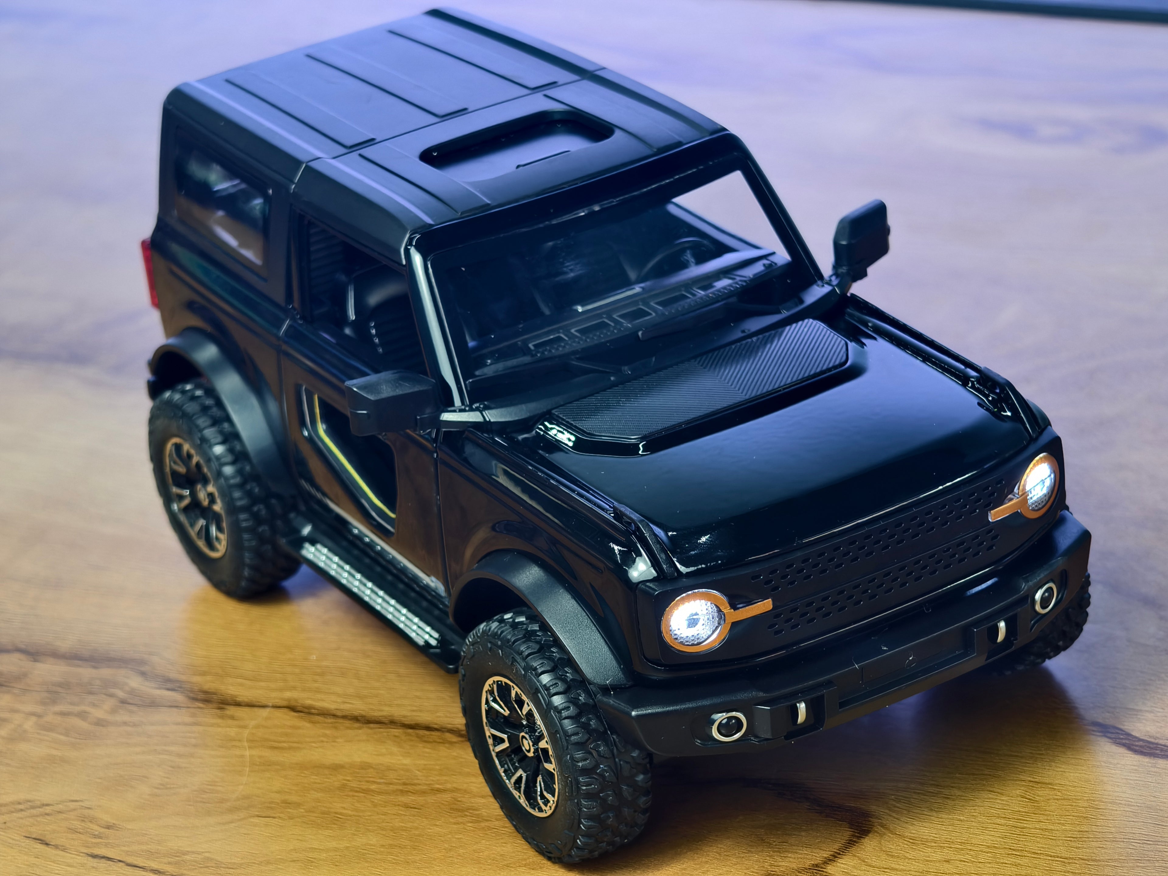 Ford Bronco 1:24 Scale Premium Detailing