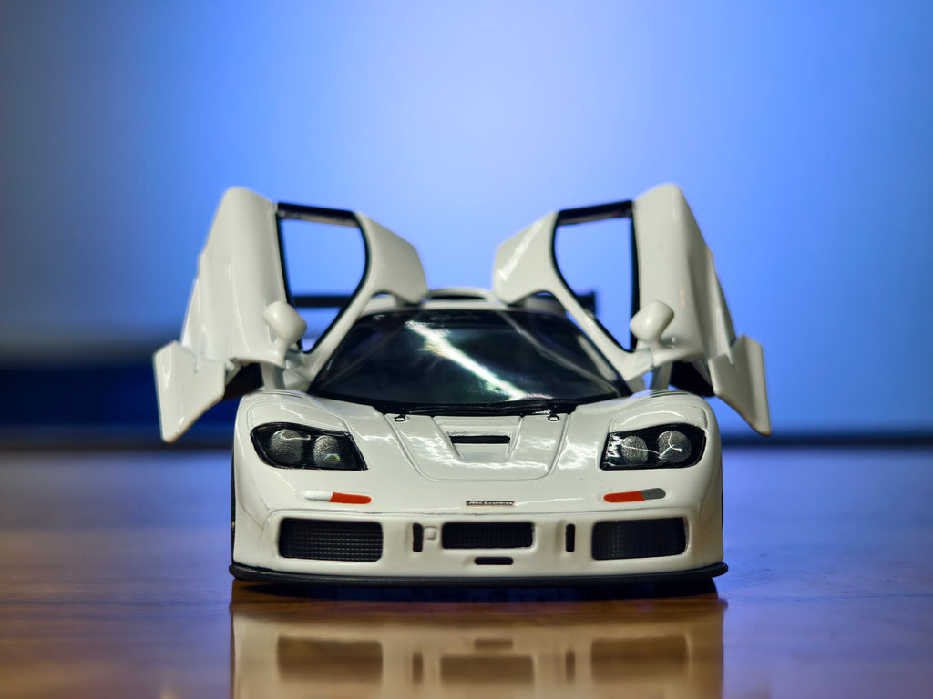 Kinsmart Official Licensed 1995 McLaren F1 GTR 1:34 Scale