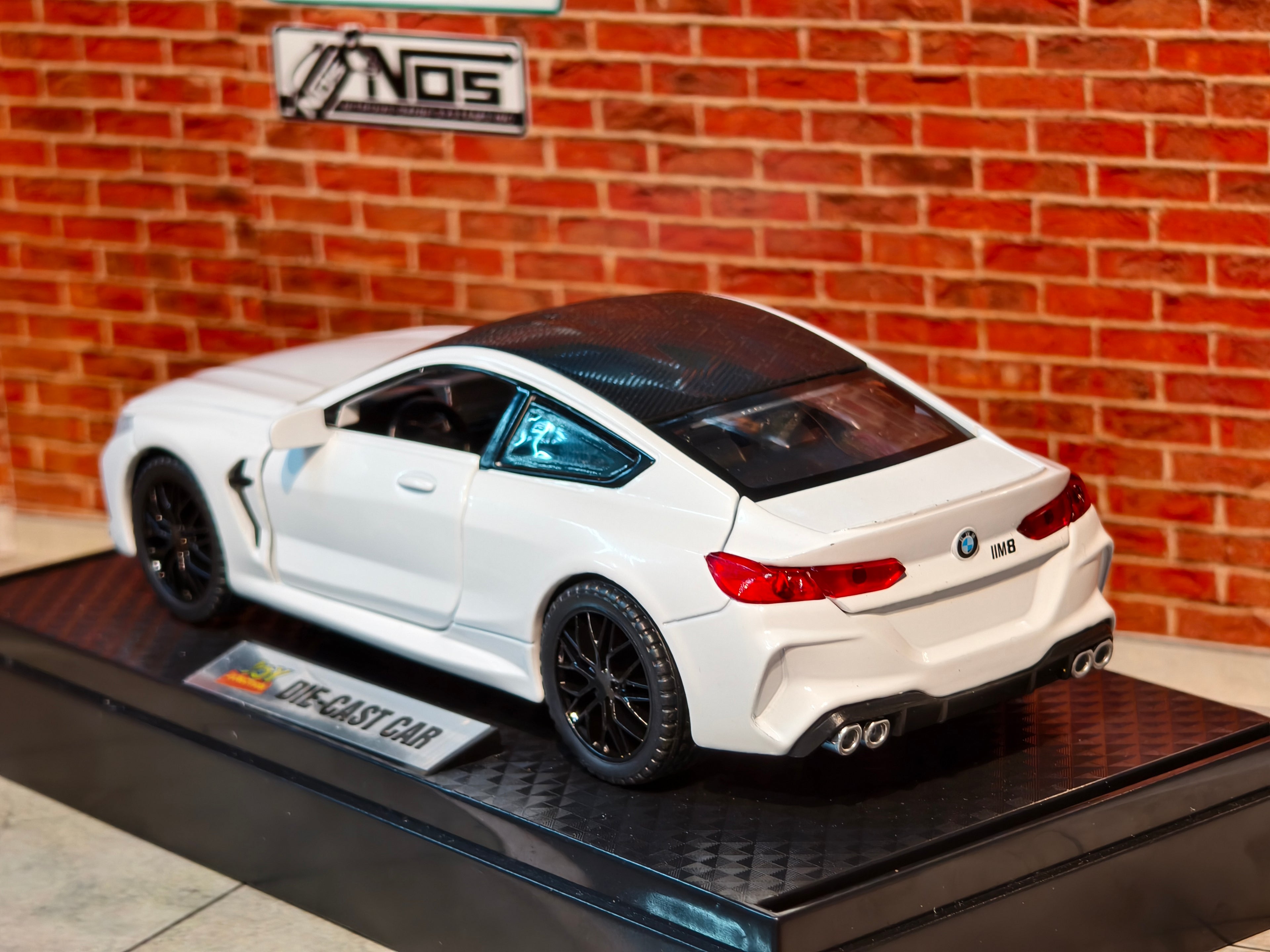 BMW M8 1:32 Scale Premium Detailing