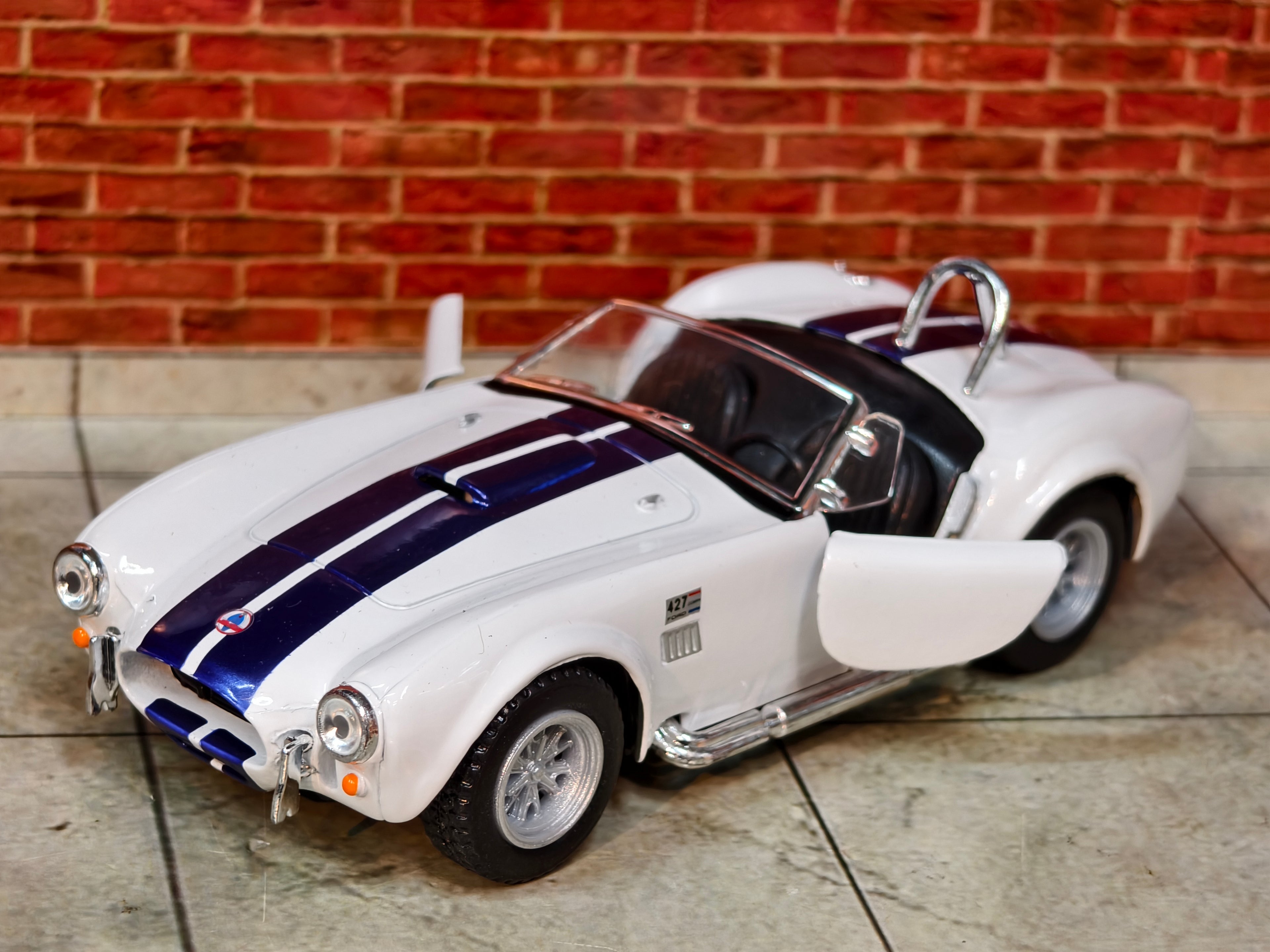 Kinsmart Official Licensed 1965 Shelby Cobra 427 S/C 1:32 Scale