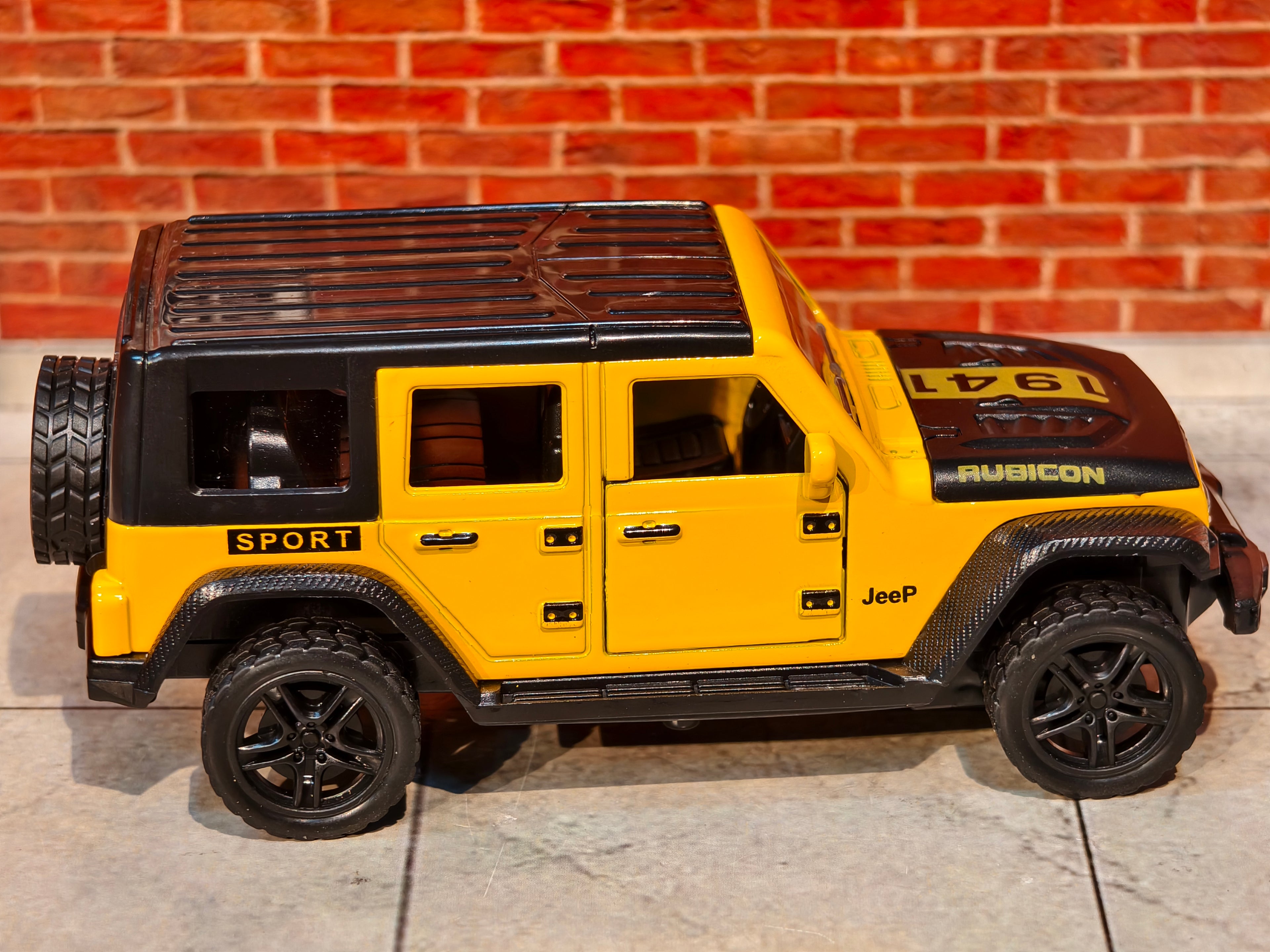 Jeep Wrangler Rubicon 4 Doors Openable 1:36 Scale with Light and Sound