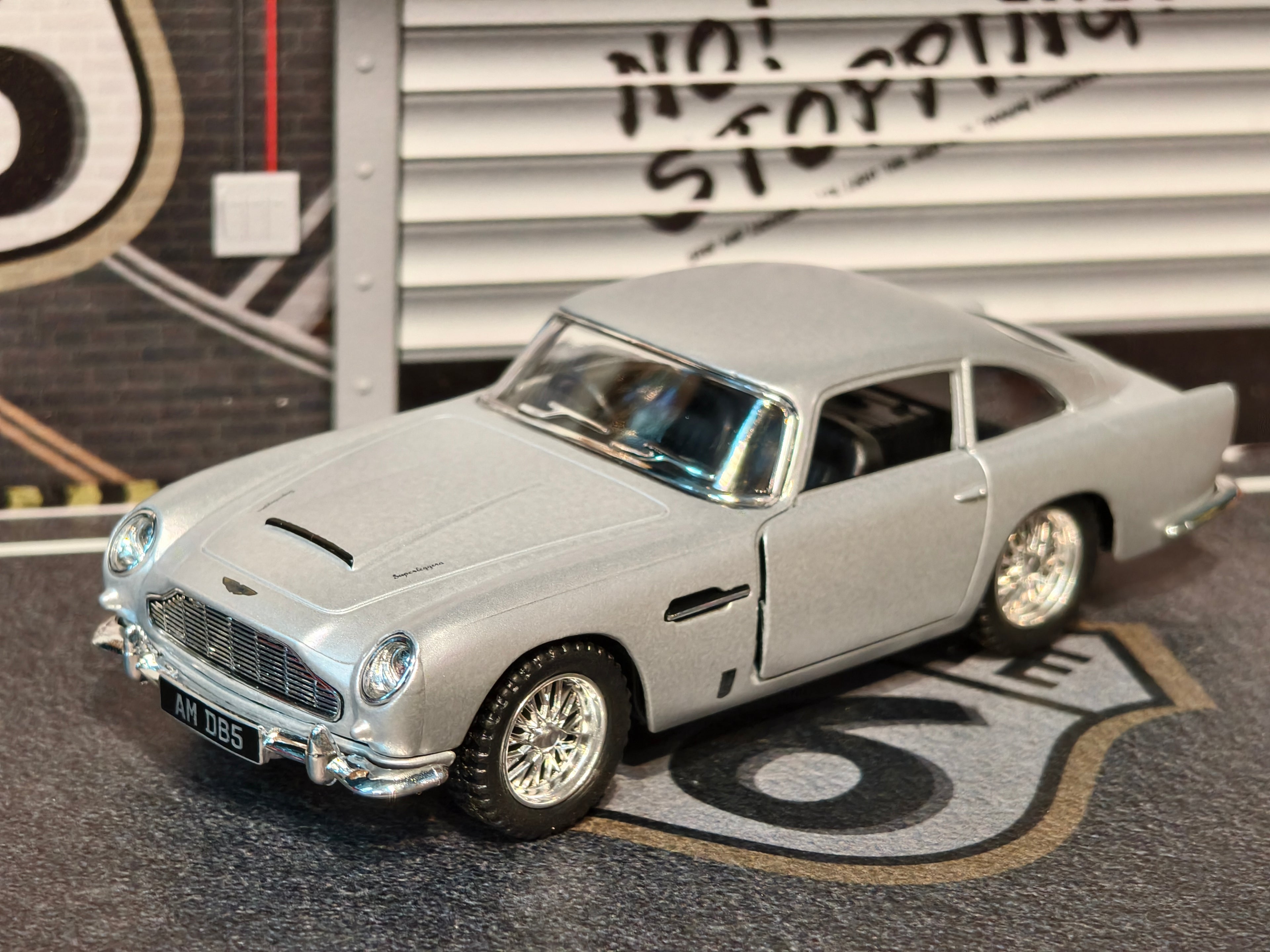 Kinsmart Official Licensed Aston Martin DB5 1:38 Scale Classic Car