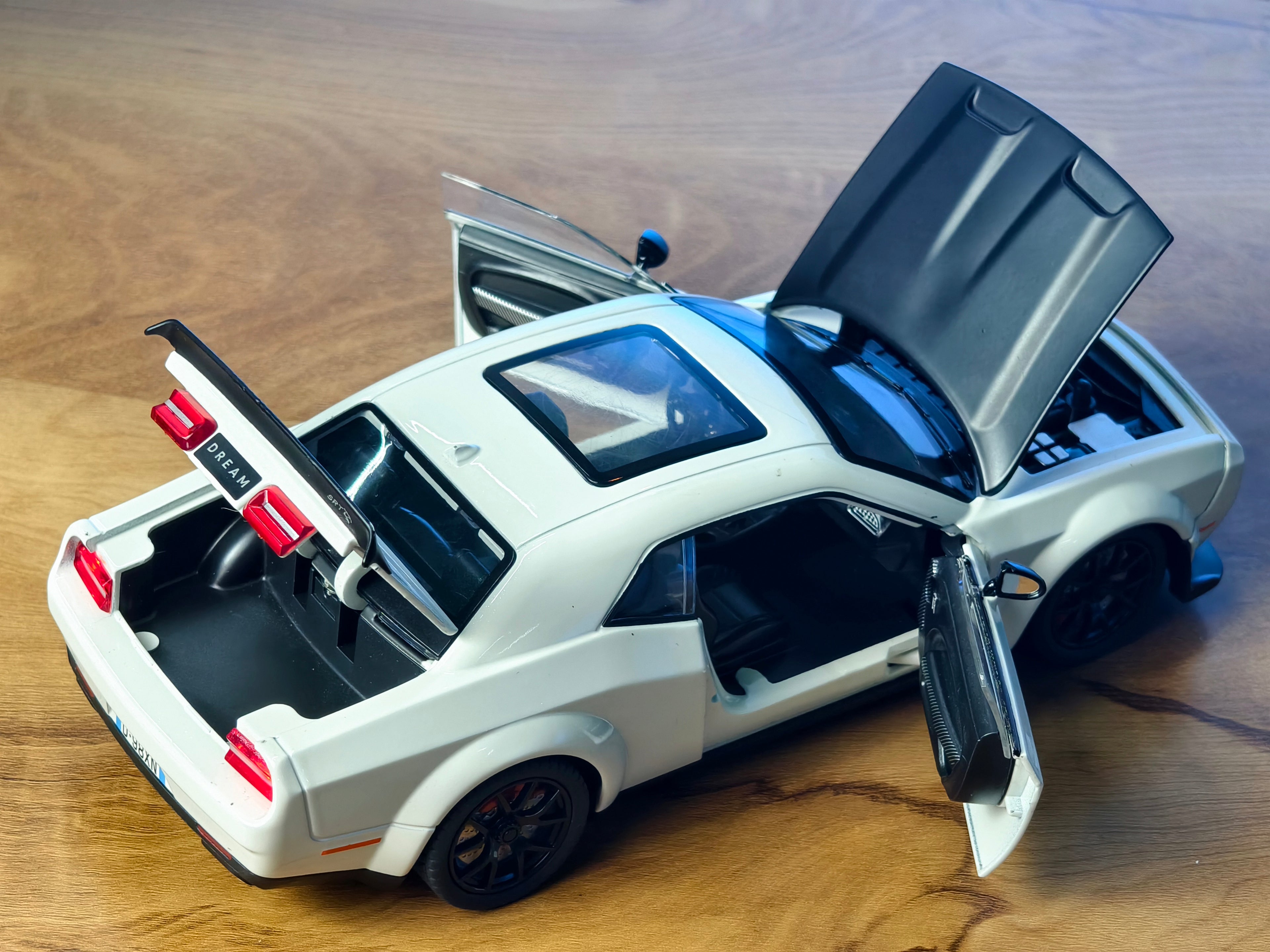 Dodge Challenger SRT 1:24 Scale