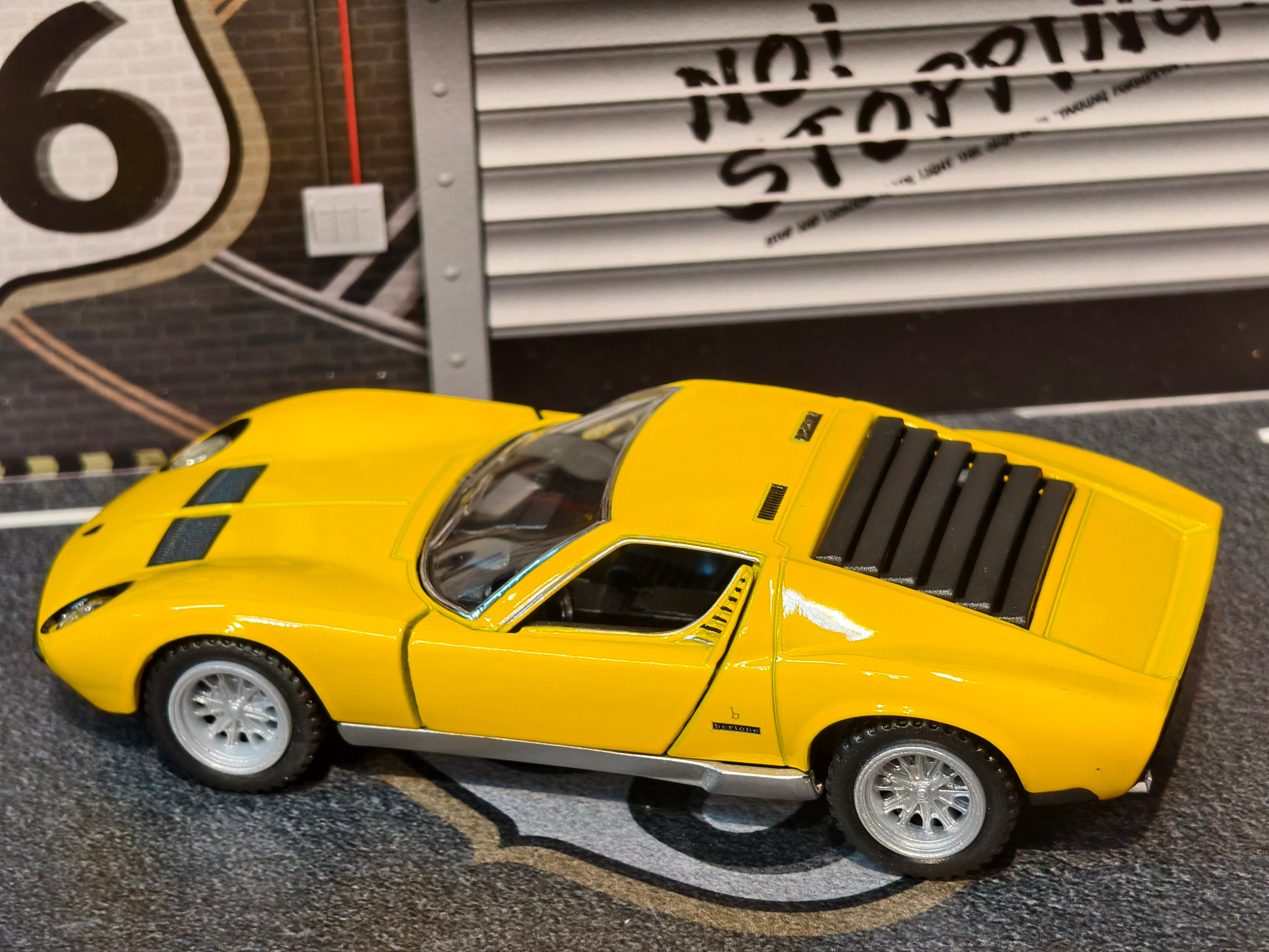 KINSMART OFFICIAL LICENSED 1971 Lamborghini Miura P400 SV KT5390 1:34 Scale