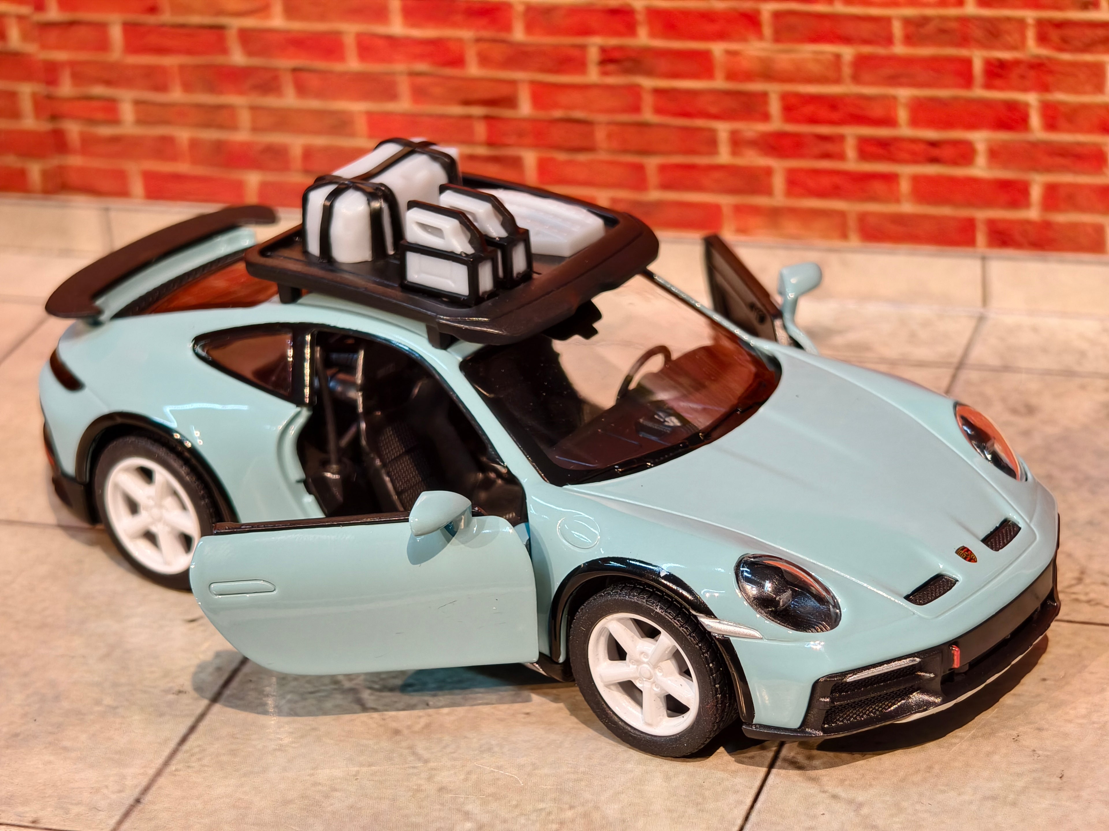 Kinsmart Official Licensed PORSCHE 911 RALLYE with Roof Rack 1:36 Scale
