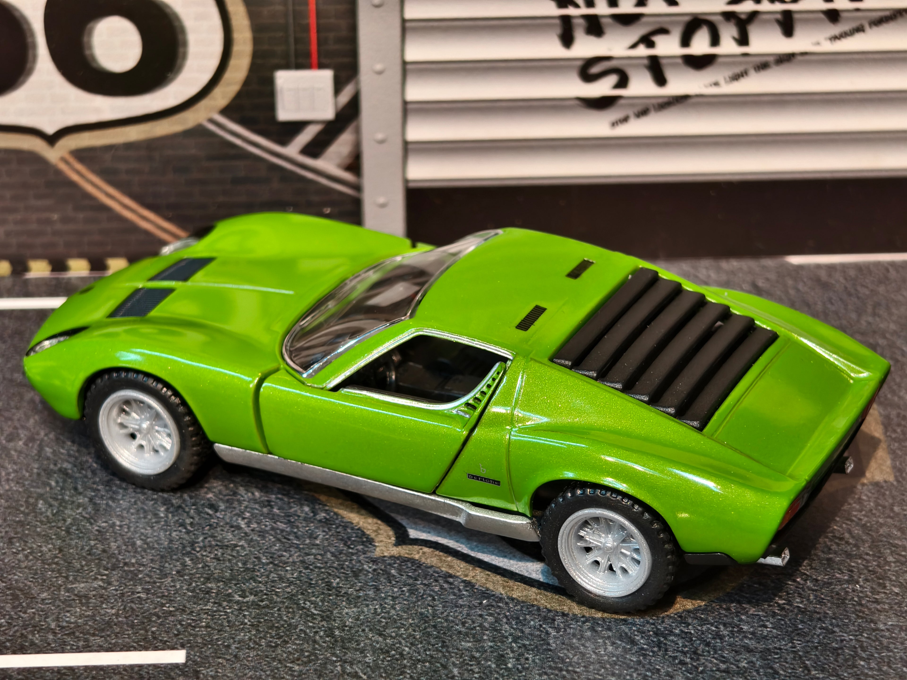KINSMART OFFICIAL LICENSED 1971 Lamborghini Miura P400 SV KT5390 1:34 Scale