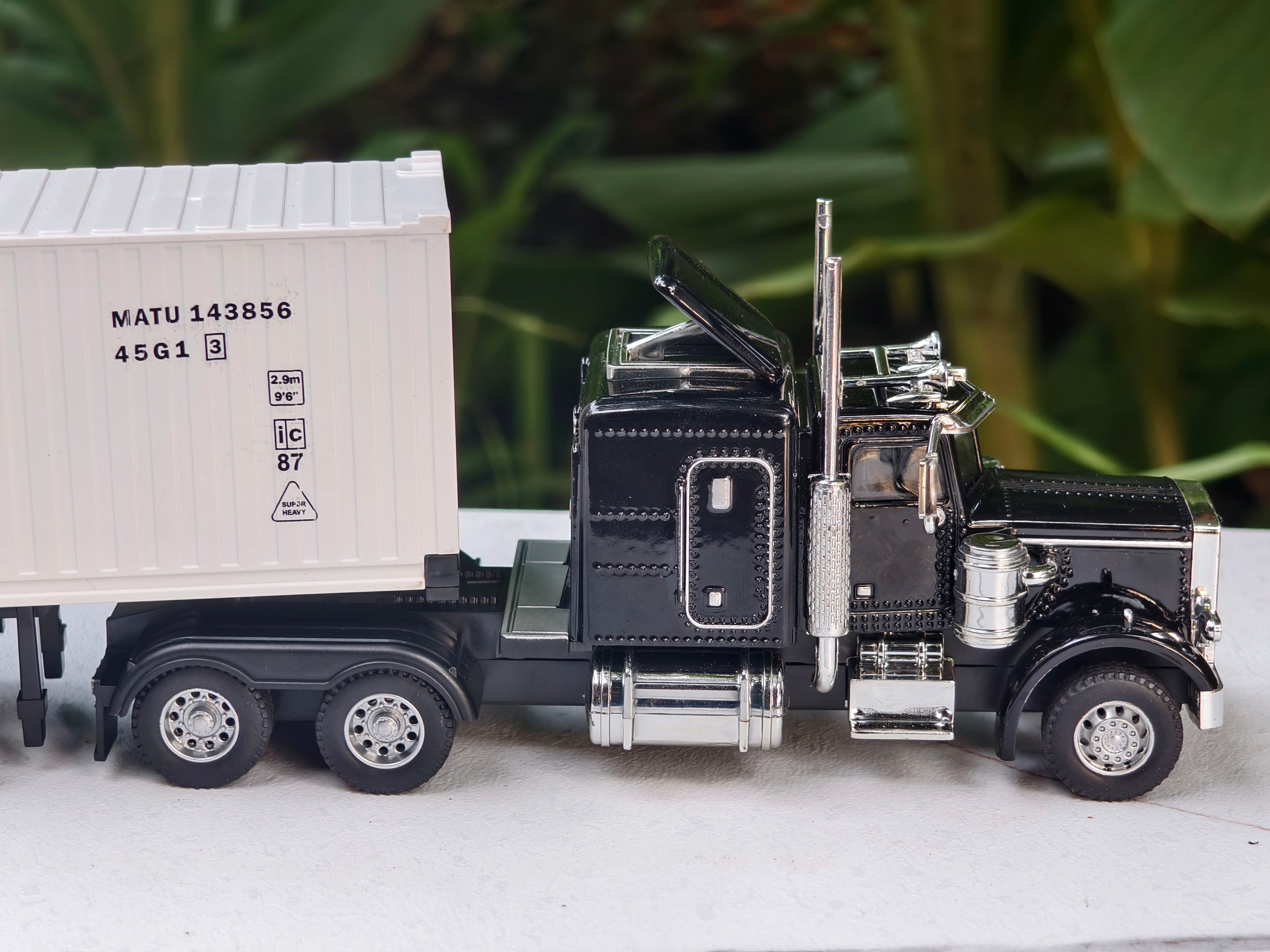 Kenworth W900 Classic American semi-truck (tractor-trailer) Big Size