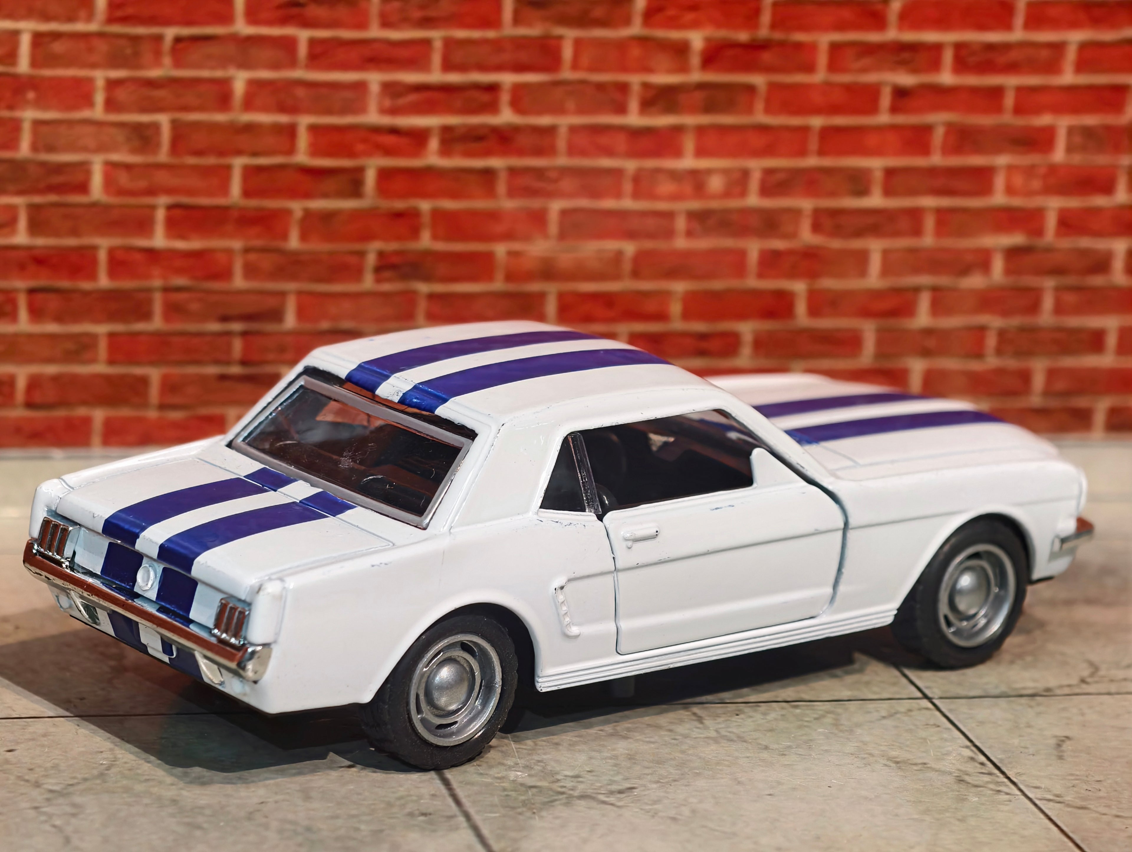 Classic Shelby GT350 Coupe 1965 Model 1:32 Scale
