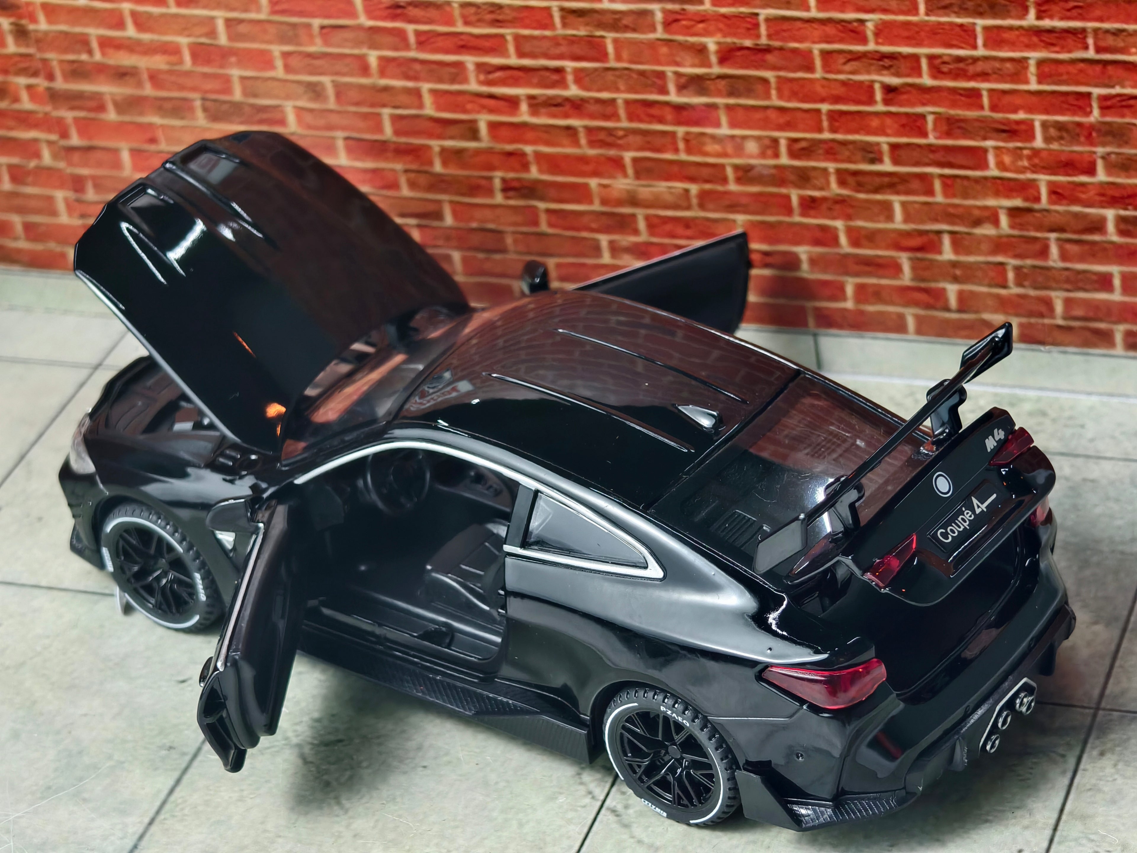 BMW M4 Coupe G82 Generation 1:32 Scale Premium Detailing Black