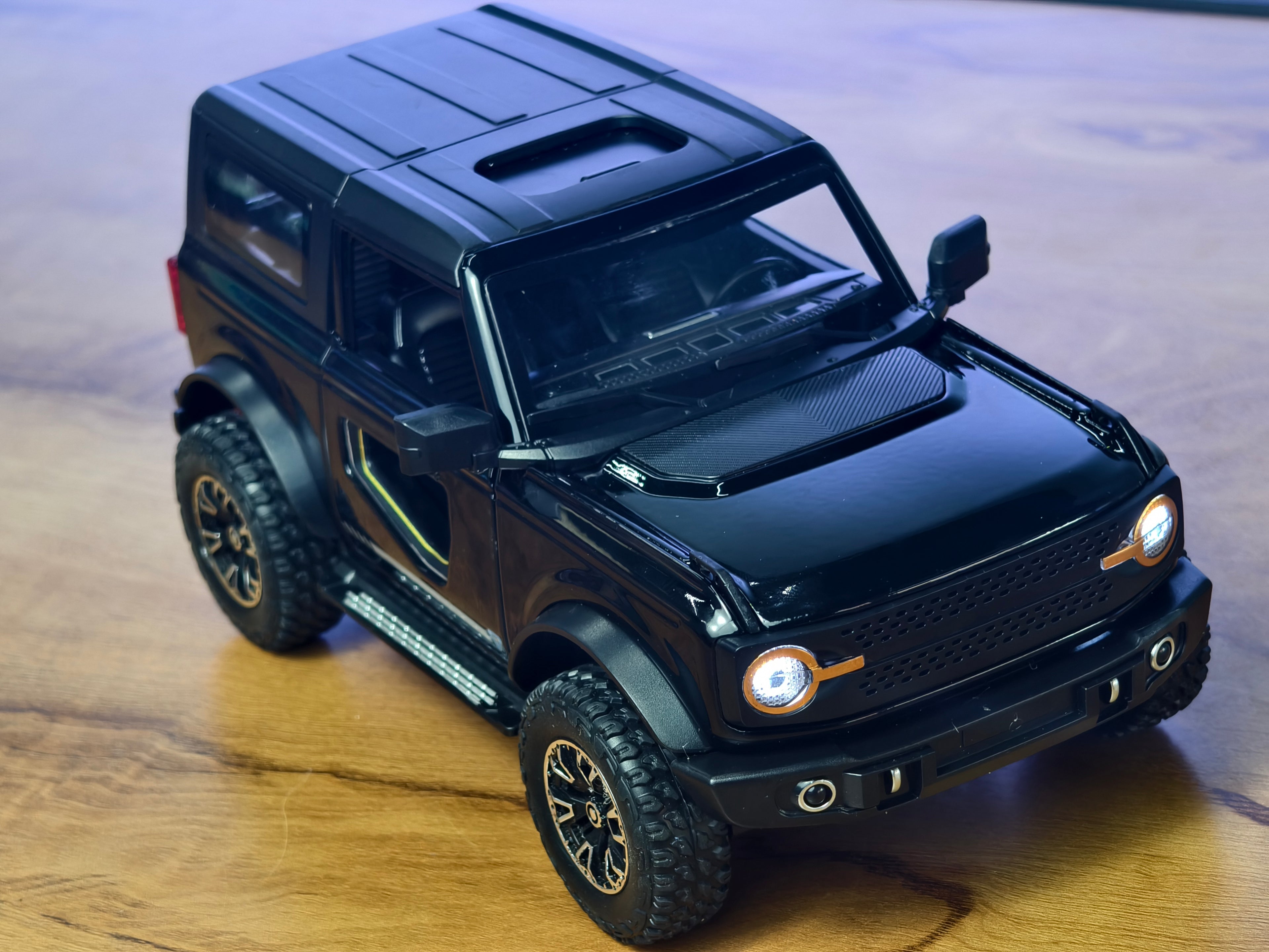 Ford Bronco 1:24 Scale Premium Detailing