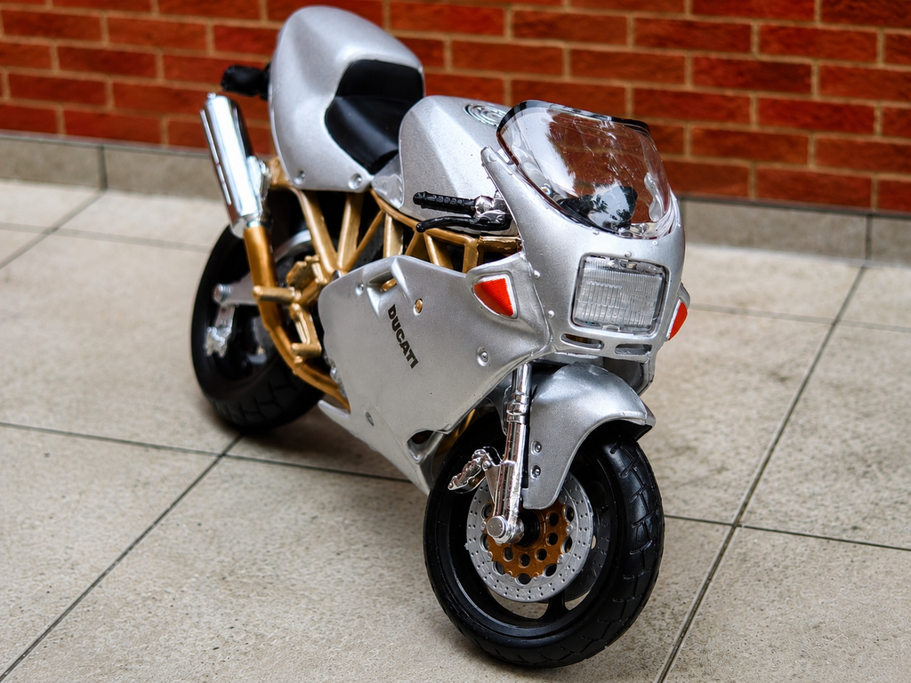 Burrago Official Licensed Ducati Super Sport 900 Final Edition 1:18 Scale