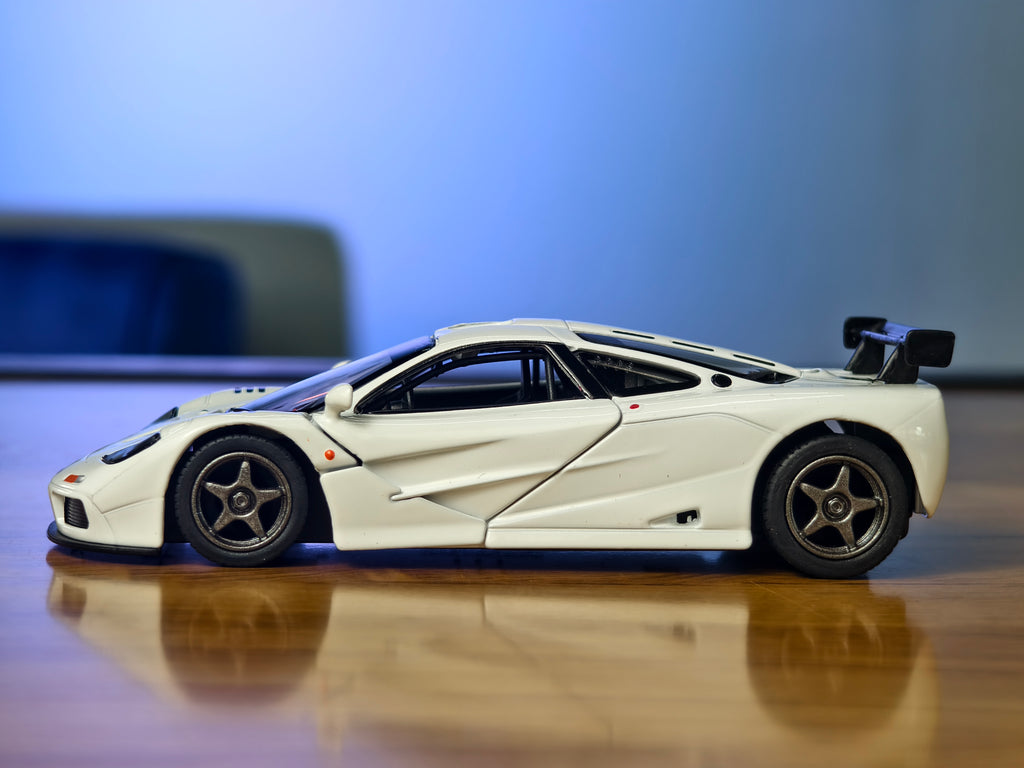 Kinsmart Official Licensed 1995 McLaren F1 GTR 1:34 Scale