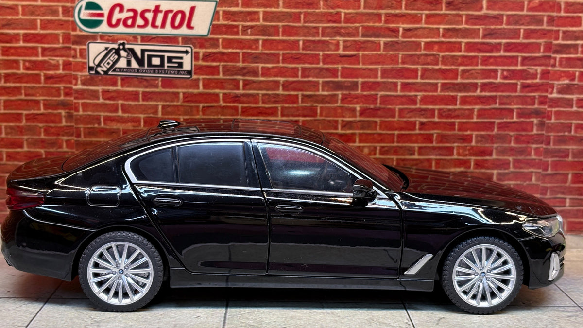 QY Official Licensed BMW 5 Series LCI 1:24 Scale Premium Detailing
