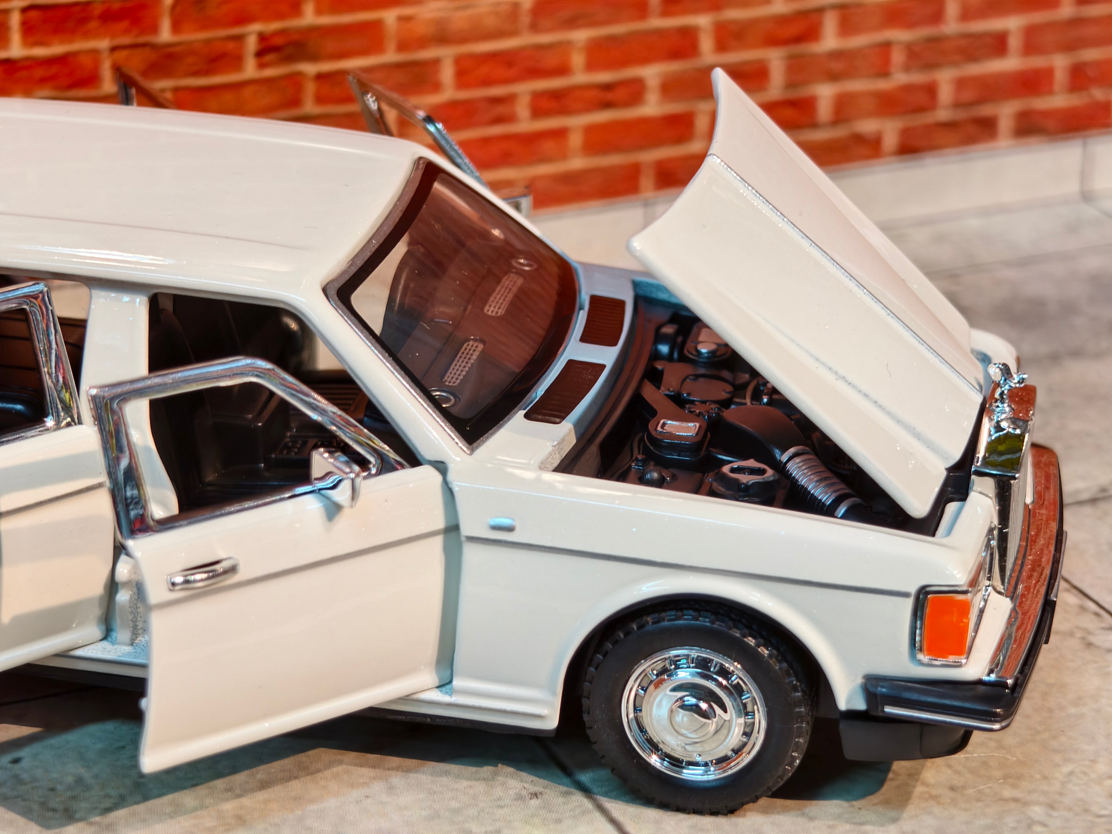 Classic Rolls Royce Silver Spur 1:32 Scale Premium Detailing