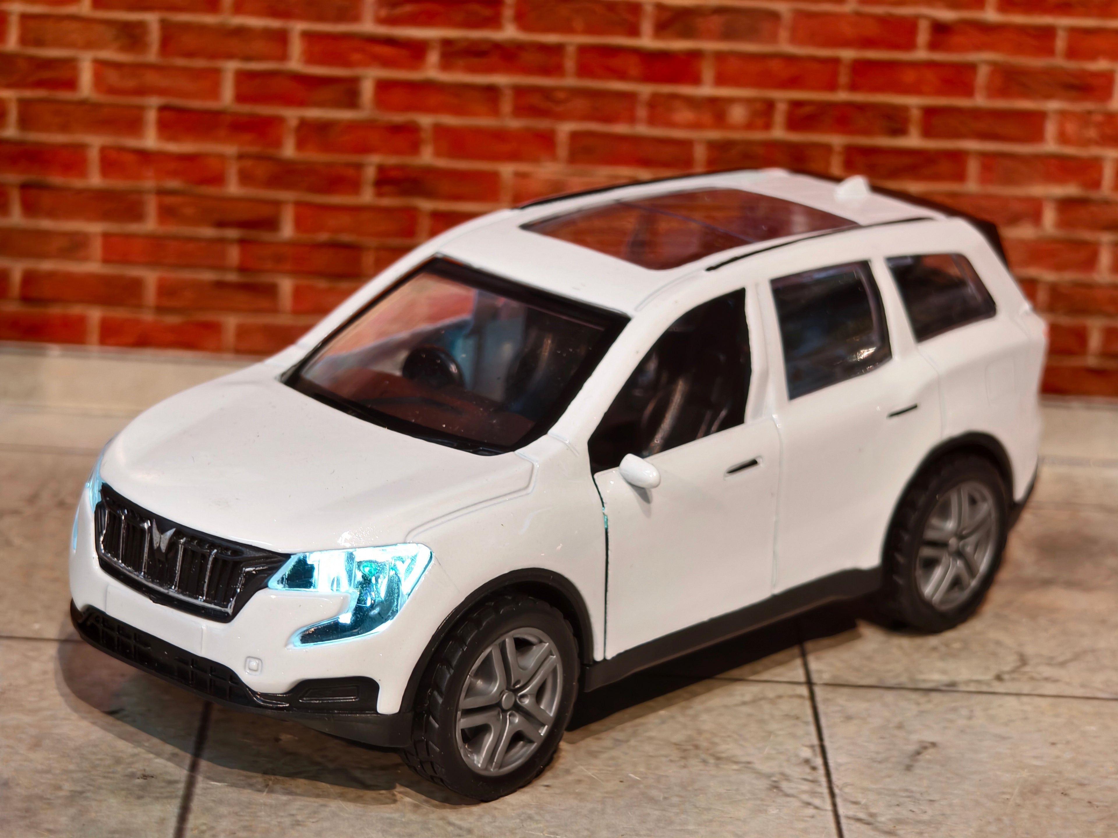 Mahindra XUV 700 1:36 Scale Premium Detailing